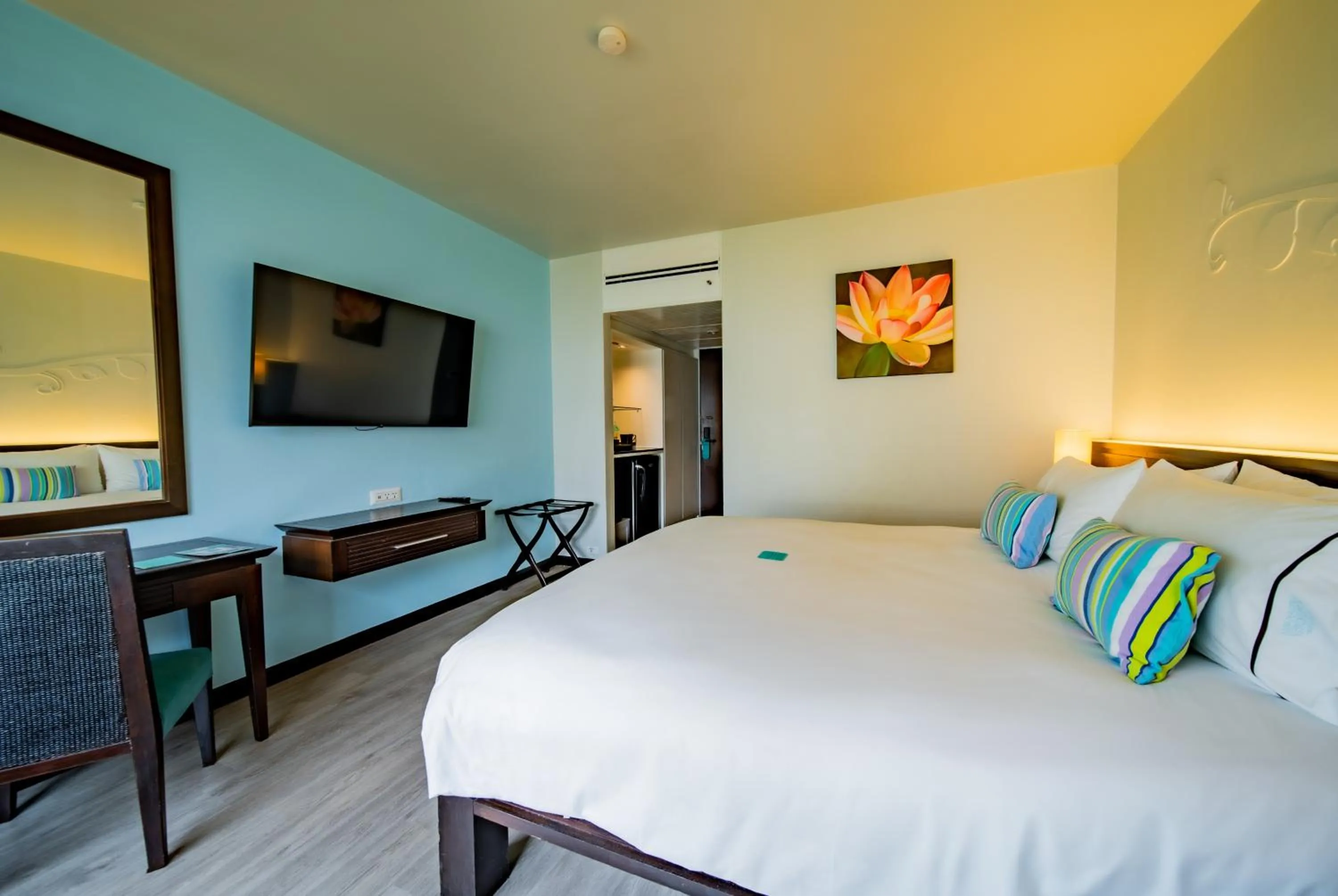 Bedroom, Bed in The Bayview Hotel Pattaya