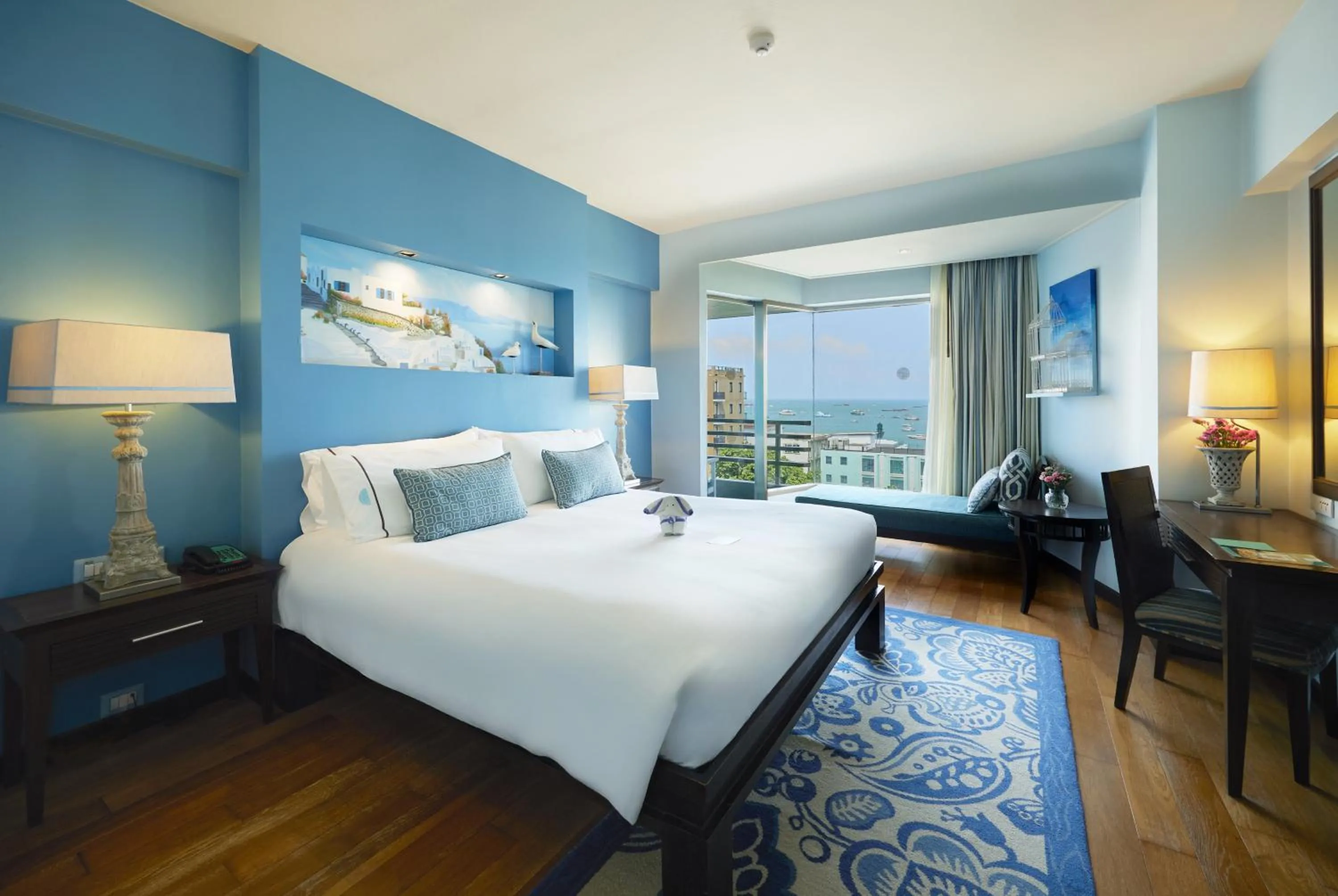 Sea view, Bed in The Bayview Hotel Pattaya