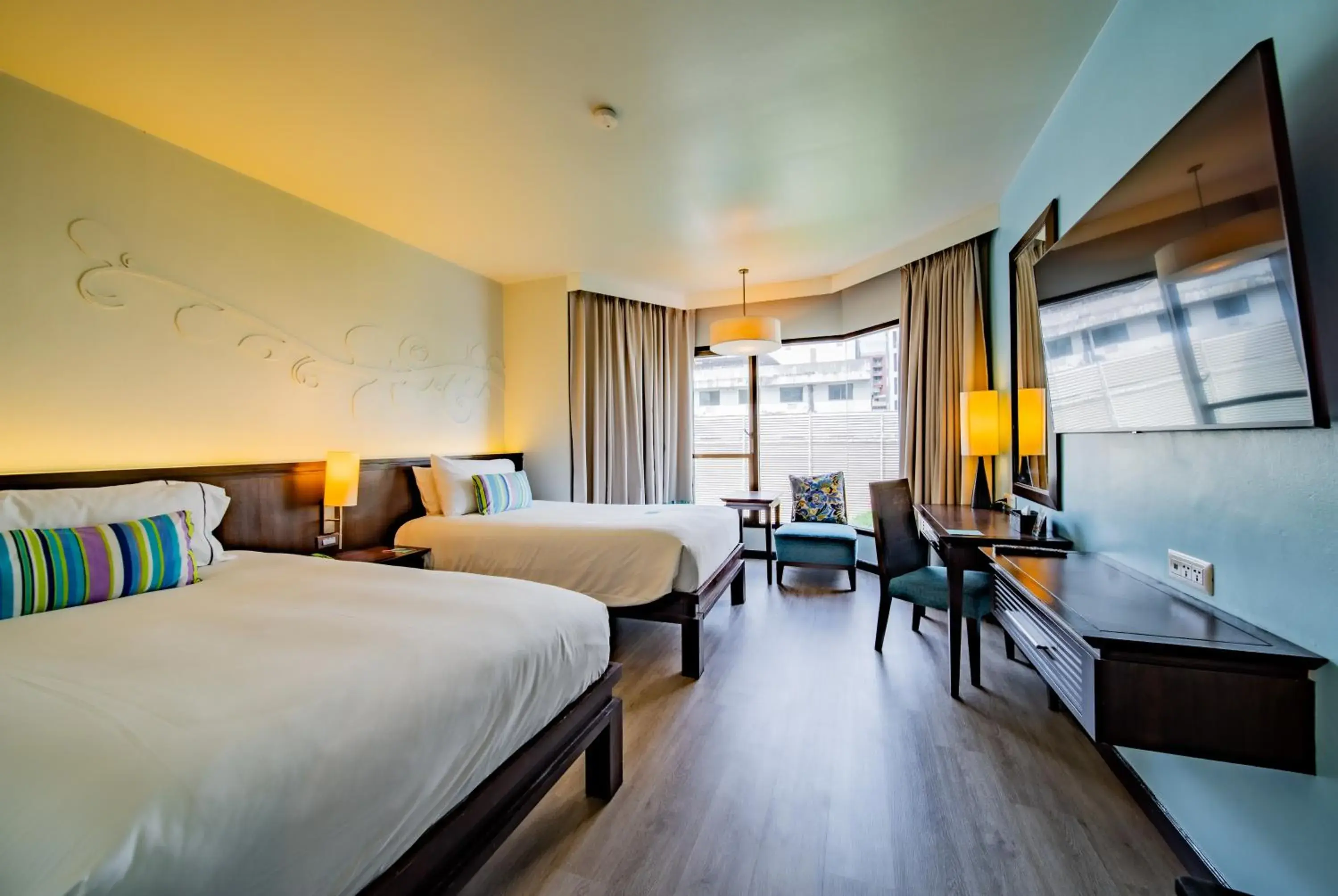 Deluxe Pool View Twin Bed in The Bayview Hotel Pattaya Deluxe Pool View Twin Bed in The Bayview Hotel Pattaya