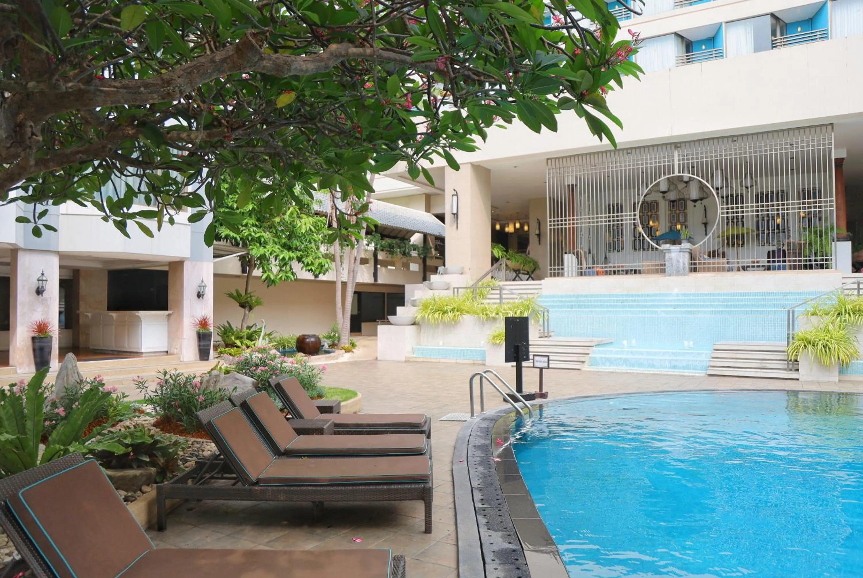 Swimming pool in The Bayview Hotel Pattaya