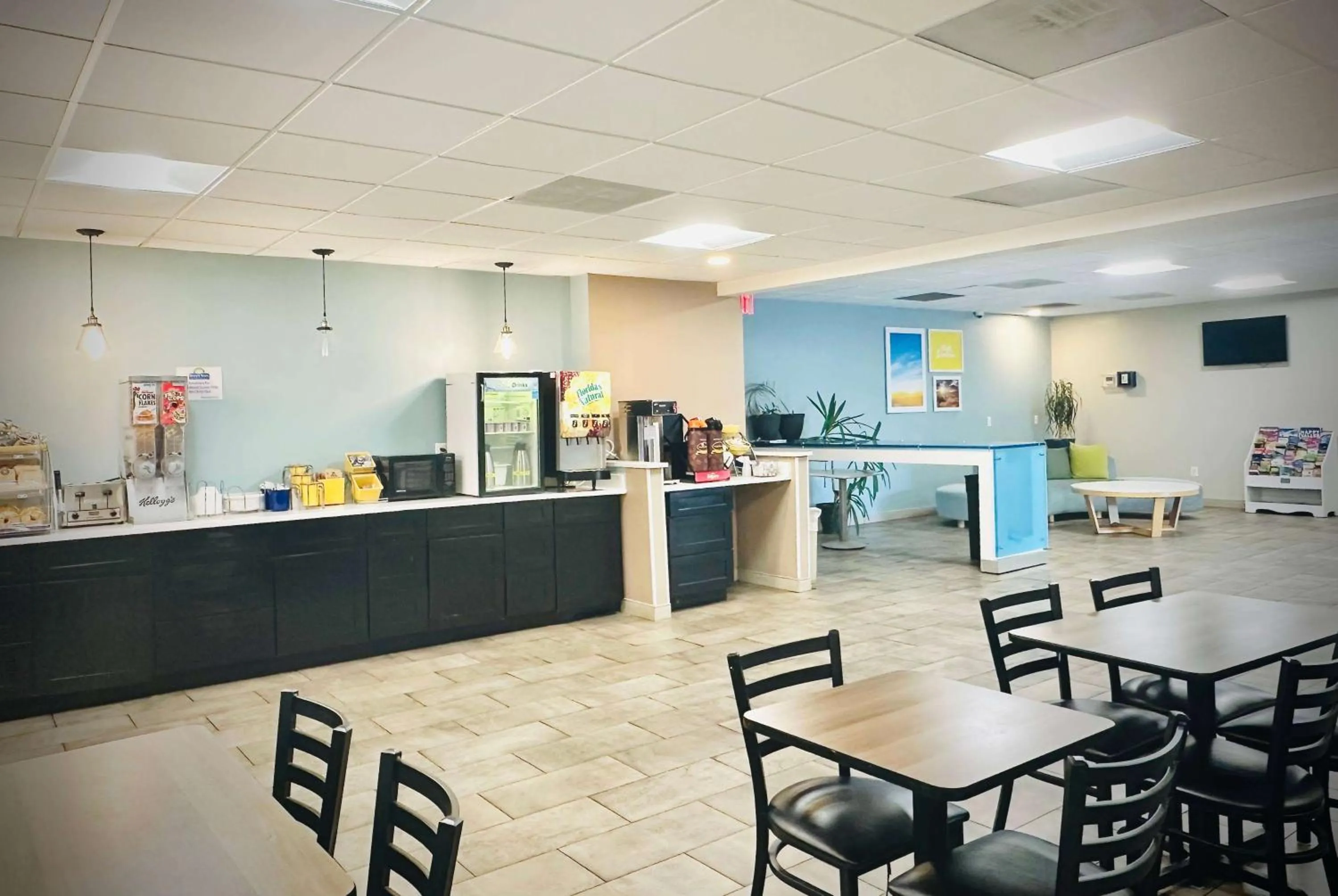 Property building in Days Inn by Wyndham WestEnd Alexandria,VA Washington DC Area