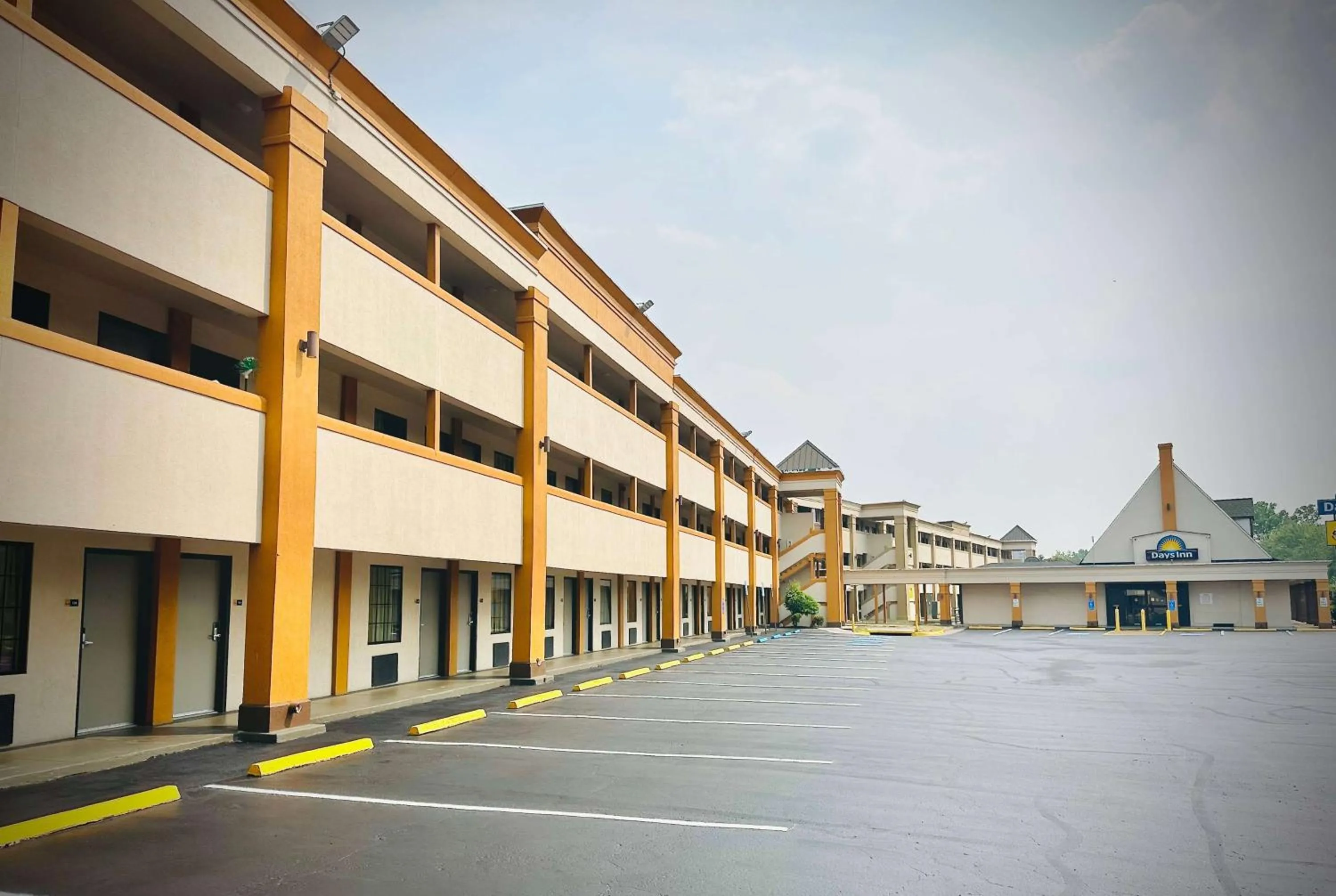 Property building in Days Inn by Wyndham WestEnd Alexandria,VA Washington DC Area