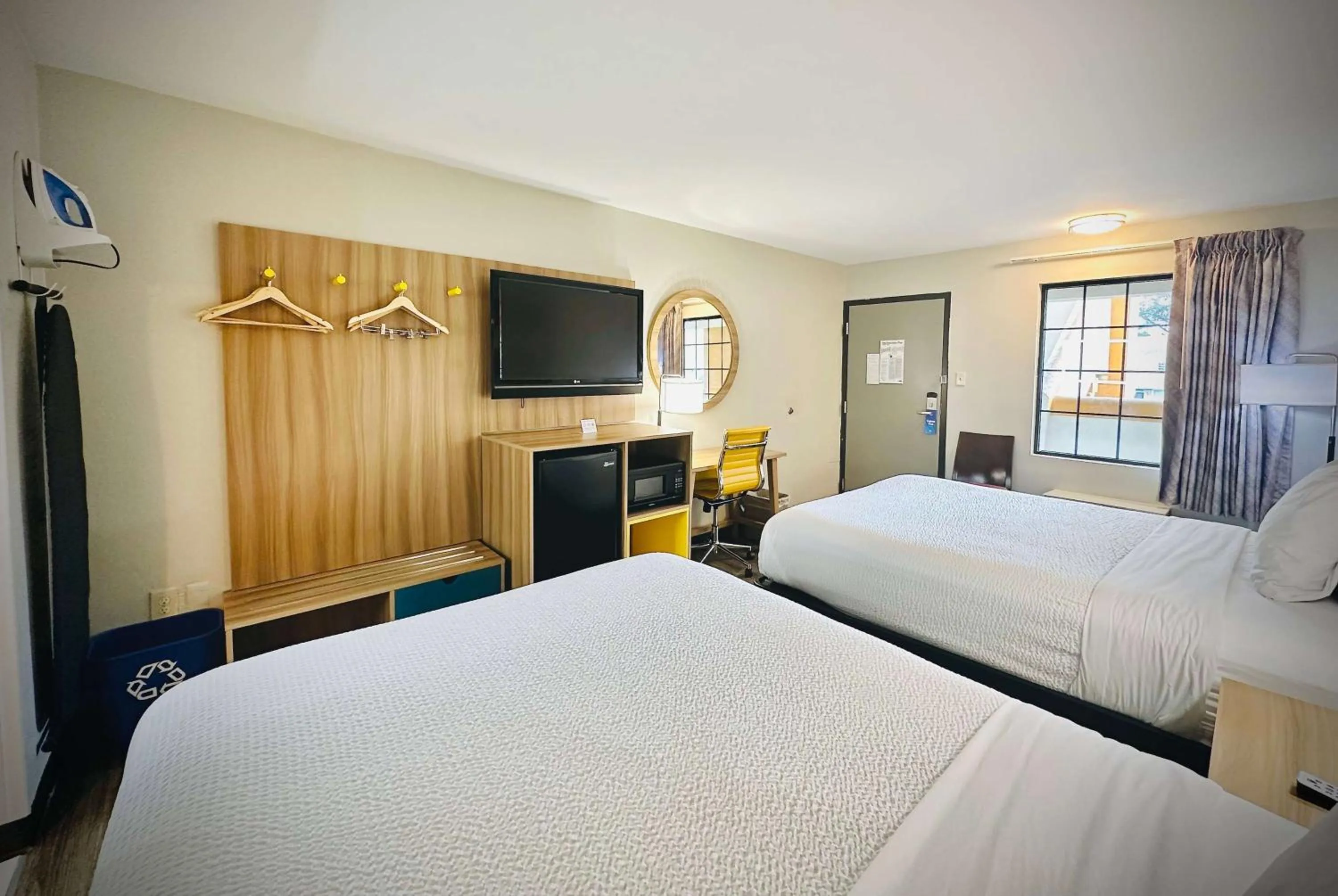 Photo of the whole room, Bed in Days Inn by Wyndham WestEnd Alexandria,VA Washington DC Area