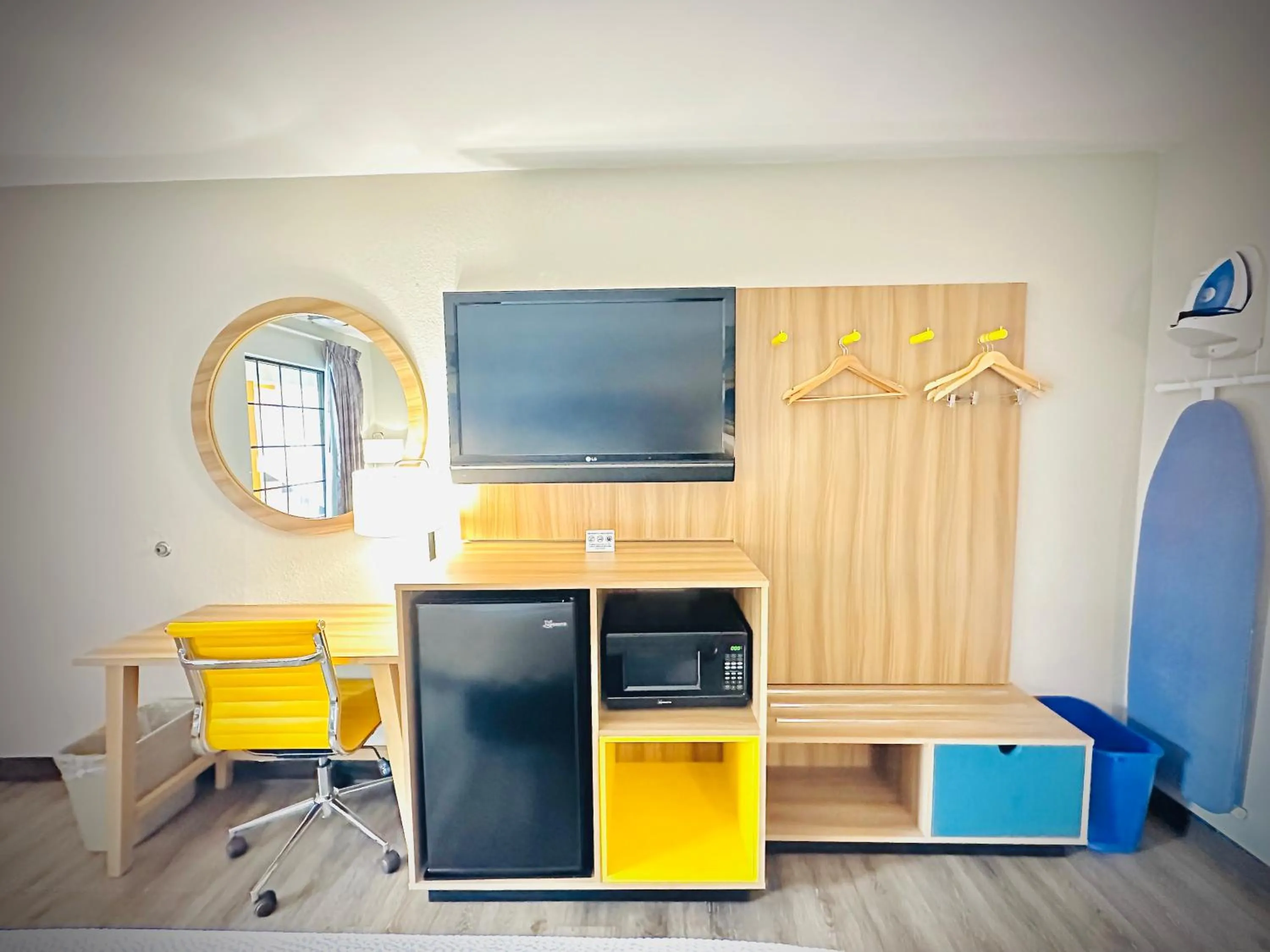 TV and multimedia in Days Inn by Wyndham WestEnd Alexandria,VA Washington DC Area