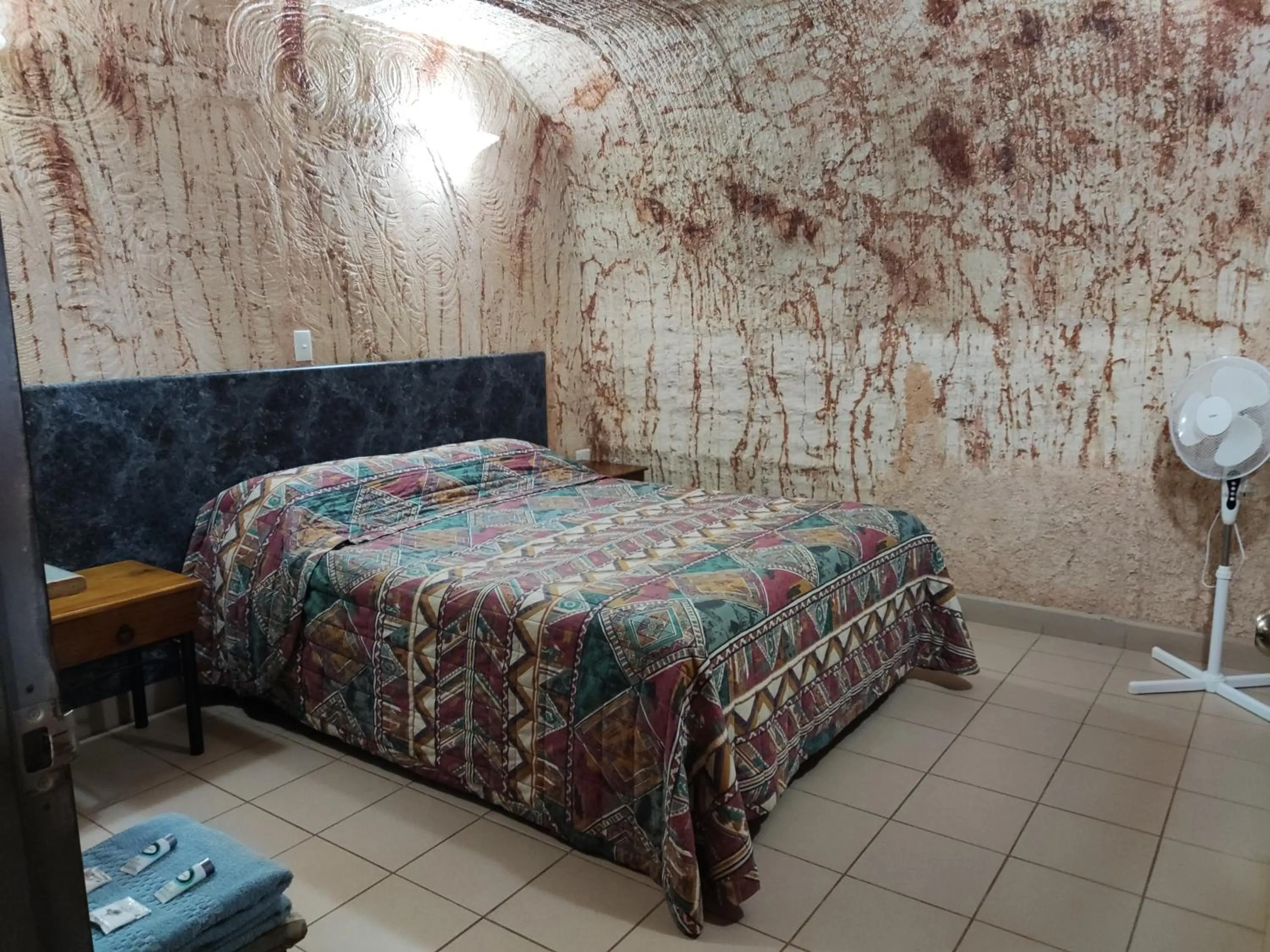 Bed in Radeka Downunder Underground Motel