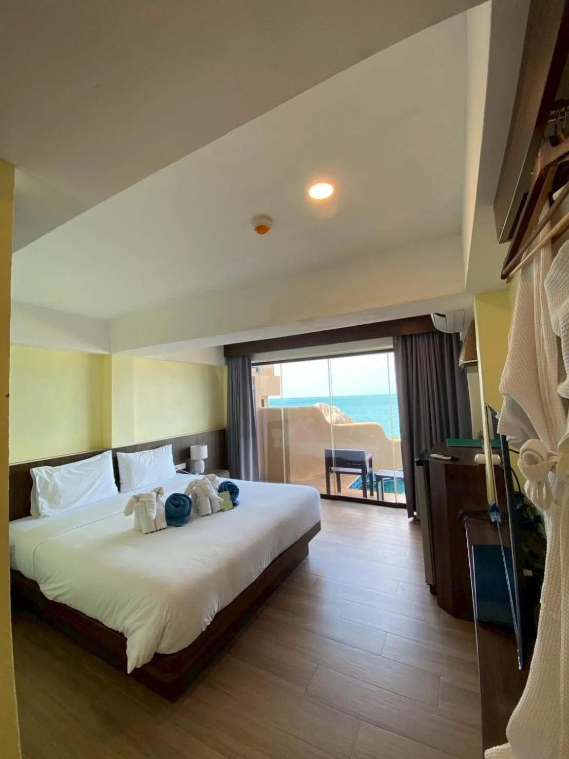 Bed in Baan Hin Sai Resort & Spa