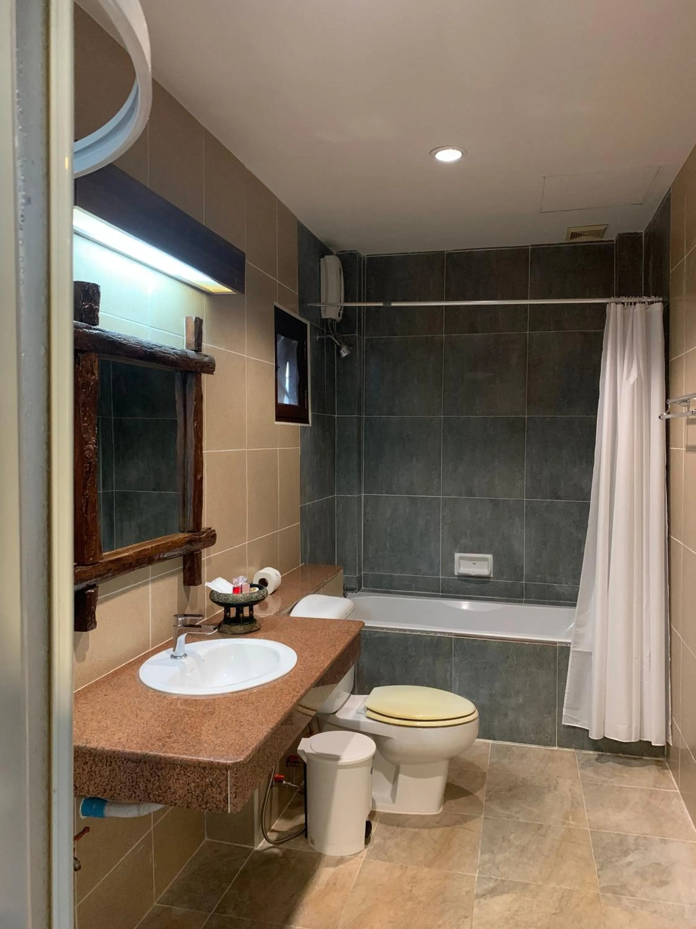 Toilet in Baan Hin Sai Resort & Spa