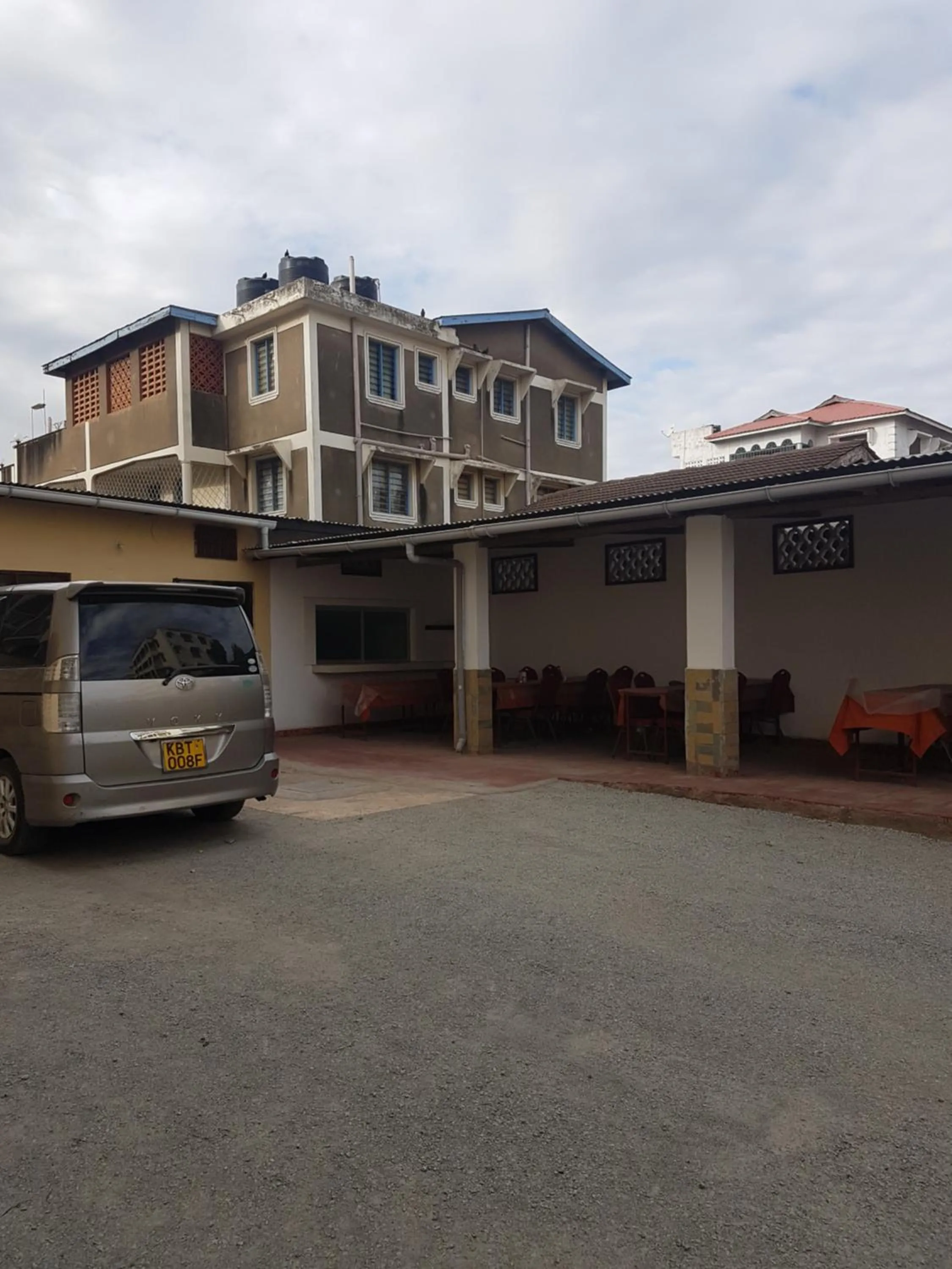 Parking in Golden Guest House- Miritini