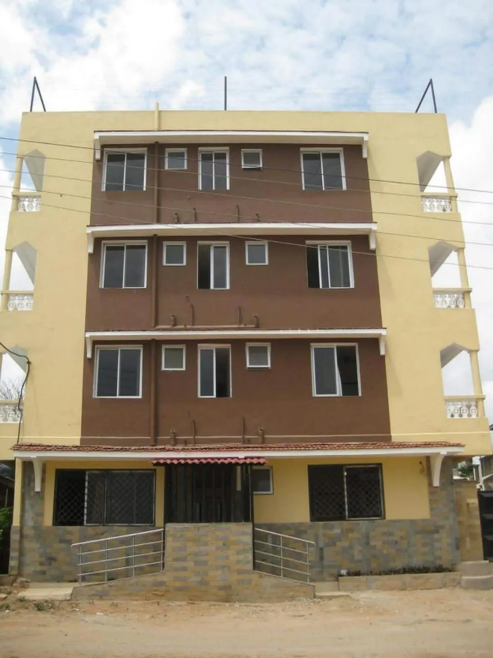 Facade/entrance in Golden Guest House- Miritini