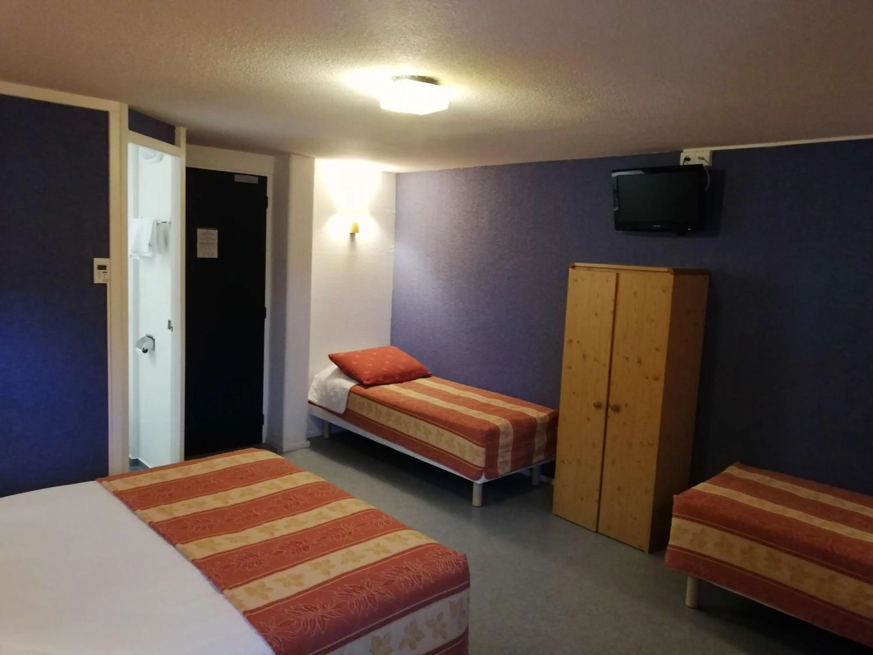 Bedroom, Bed in Brit Hotel Vallee du Lot