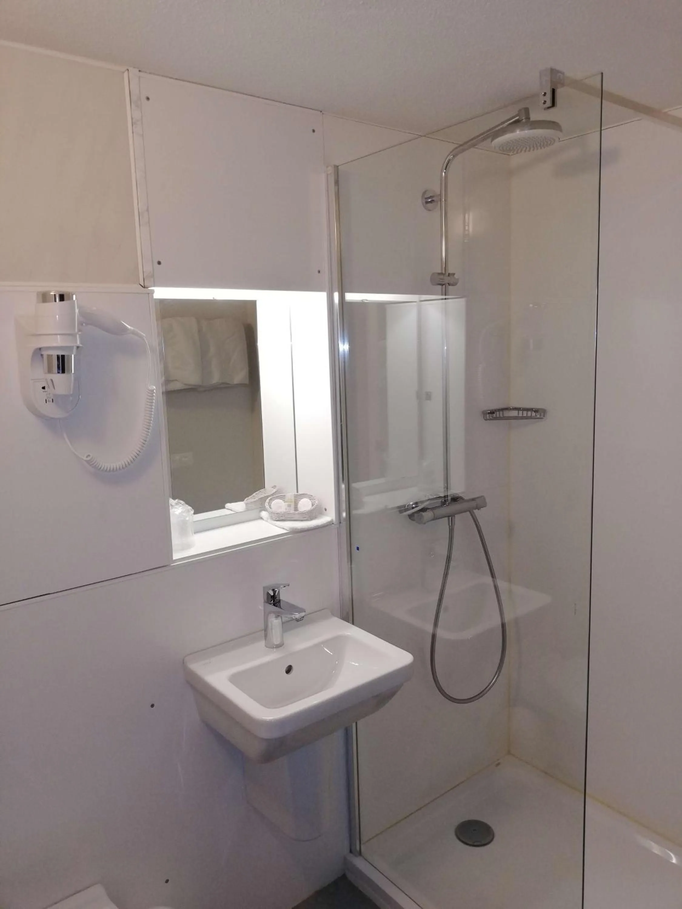 Bathroom in Brit Hotel Vallee du Lot