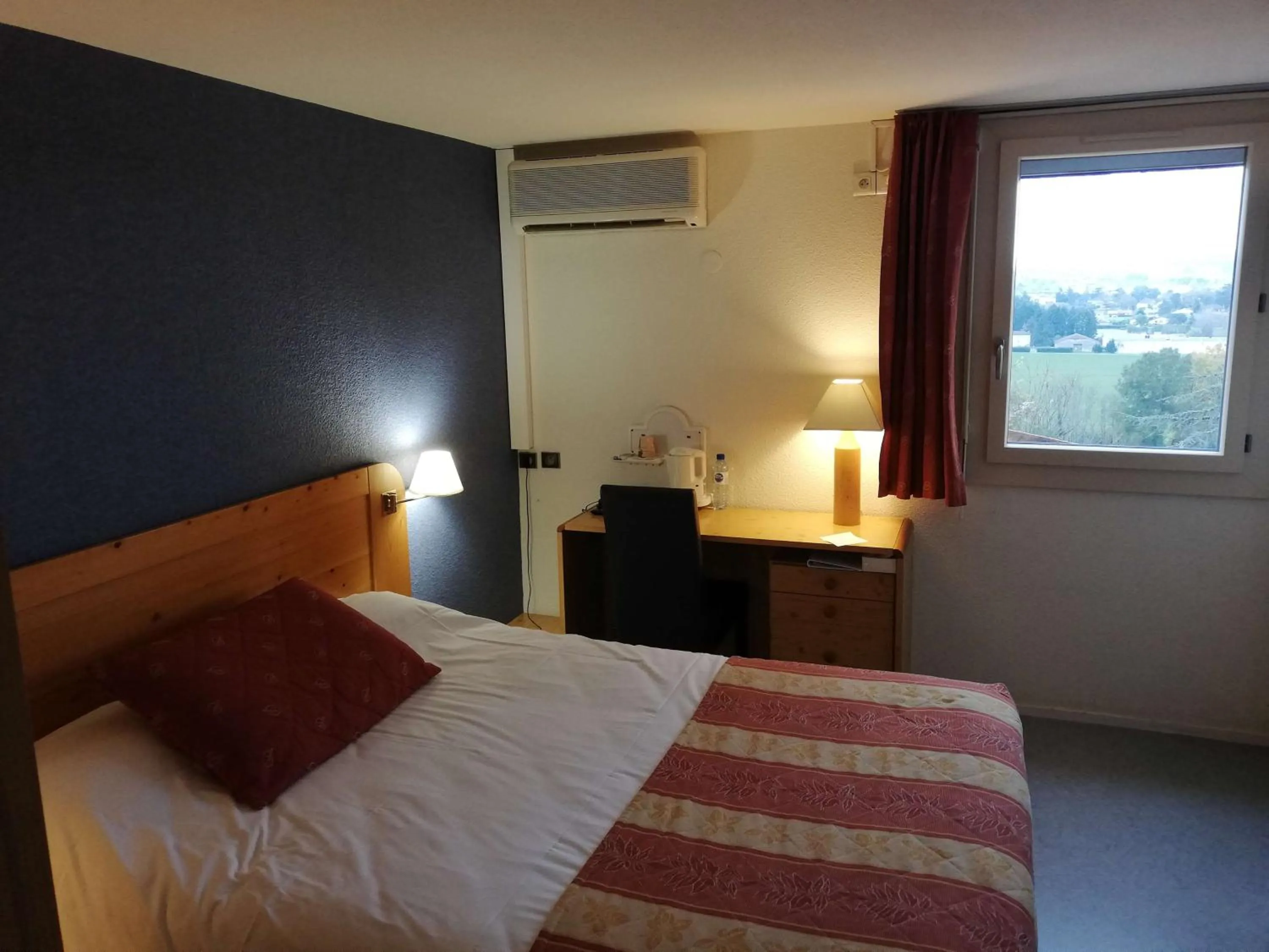 Bedroom, Bed in Brit Hotel Vallee du Lot