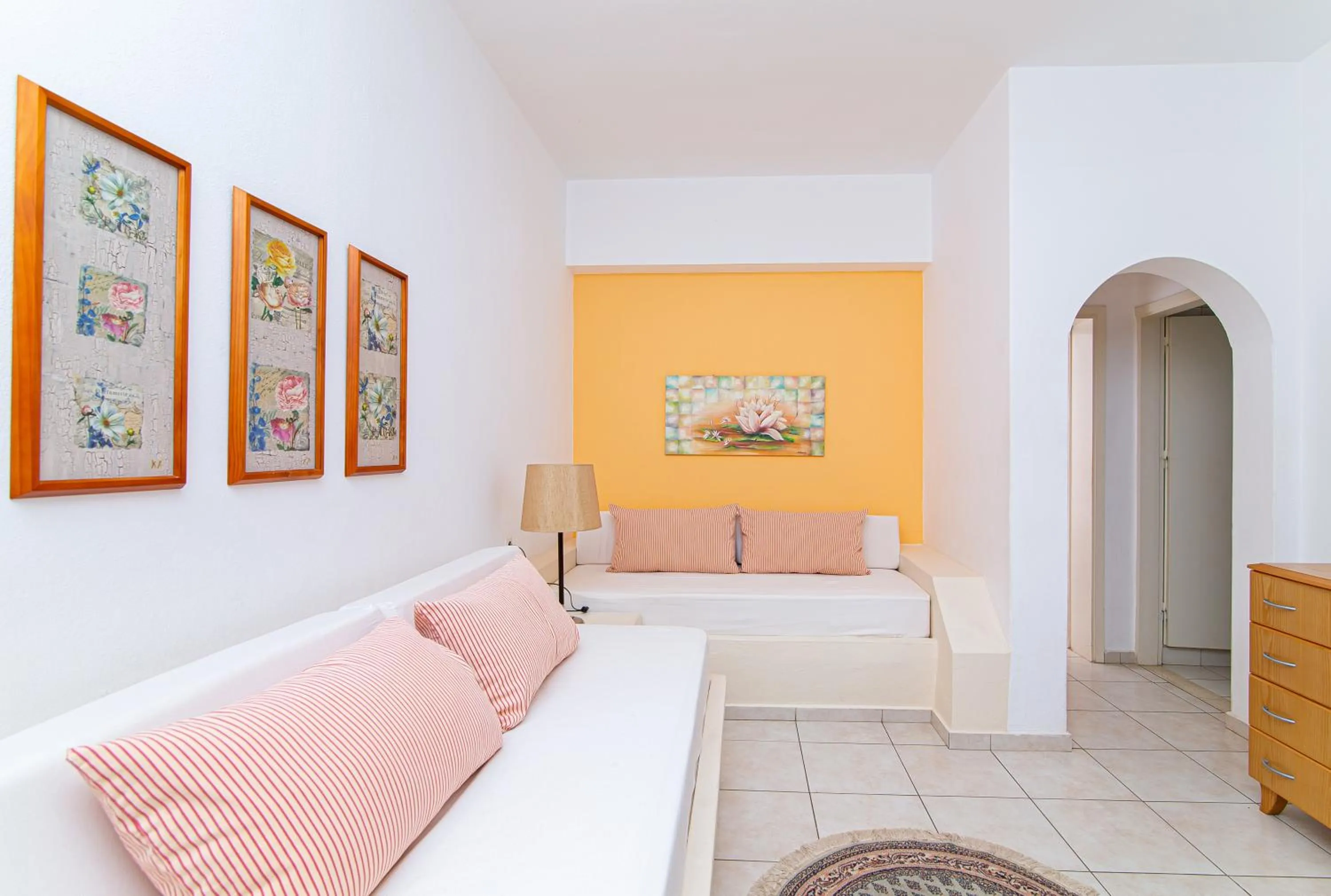 Living room, Bed in Villa Mare Monte ApartHotel