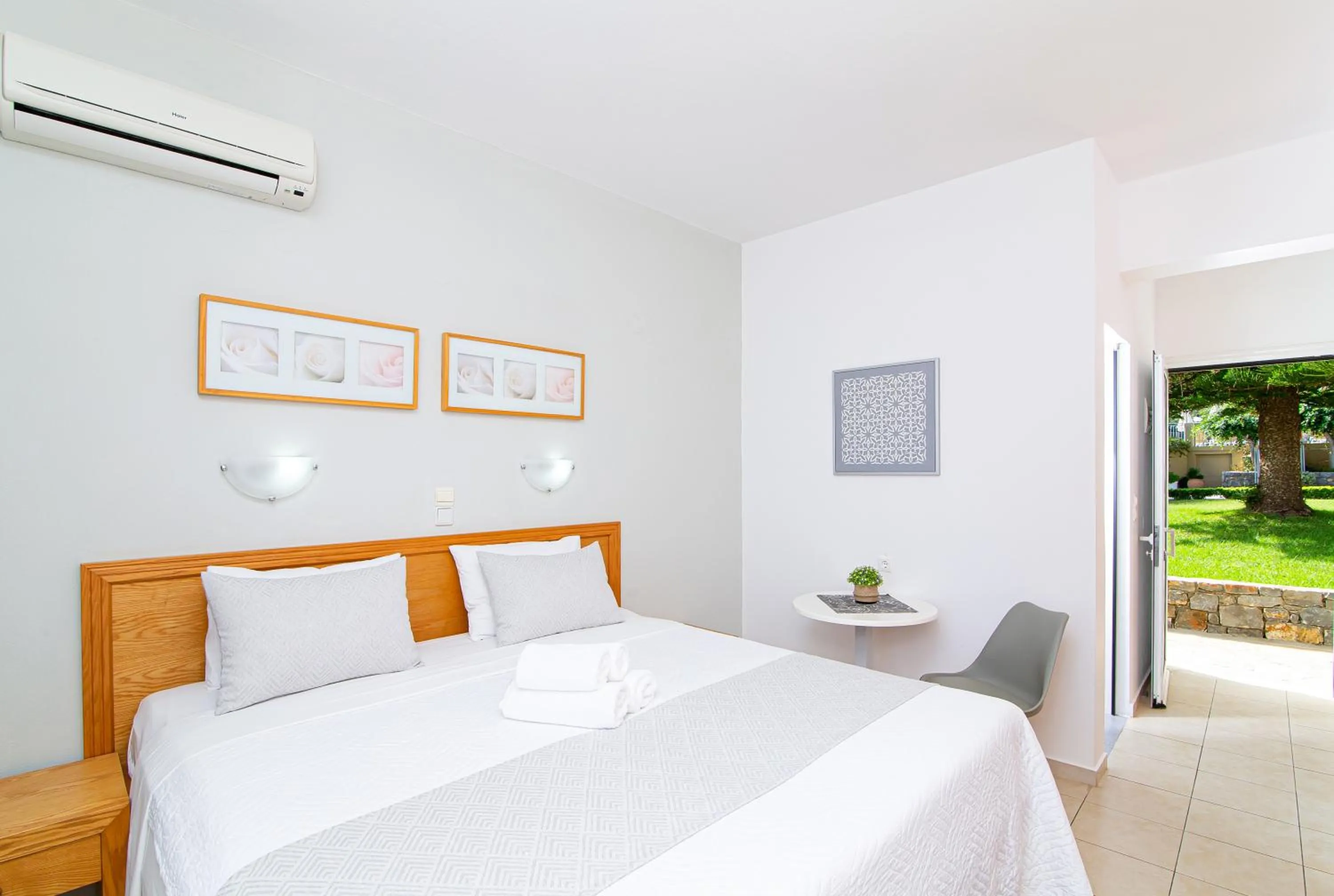 Bed in Villa Mare Monte ApartHotel