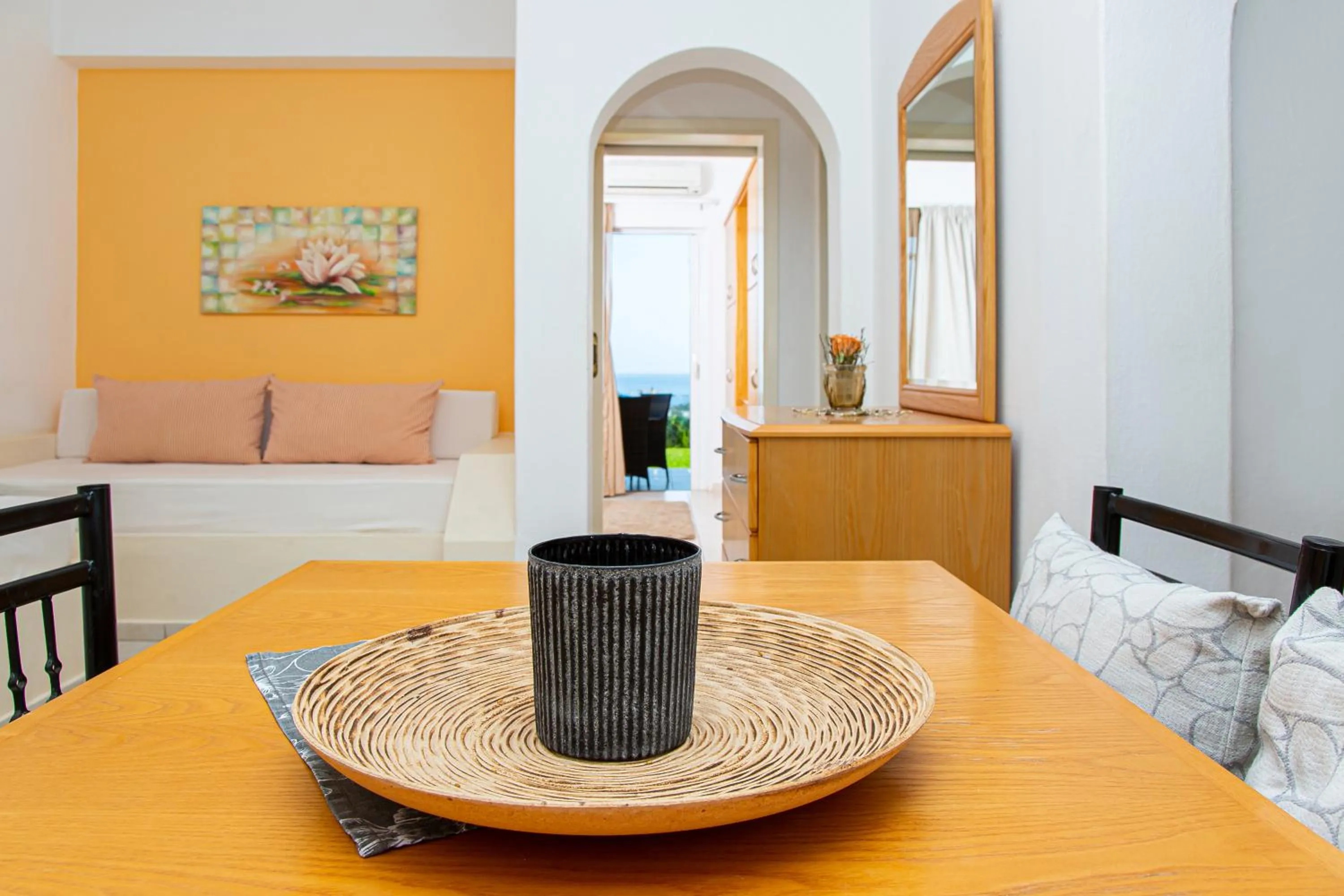 Living room, Bed in Villa Mare Monte ApartHotel