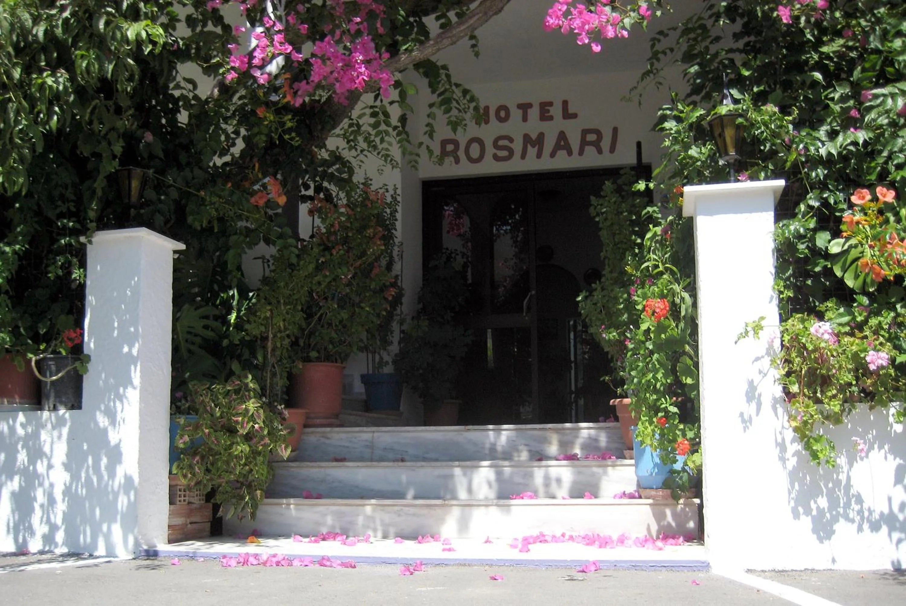Facade/entrance in Rosmari Hotel