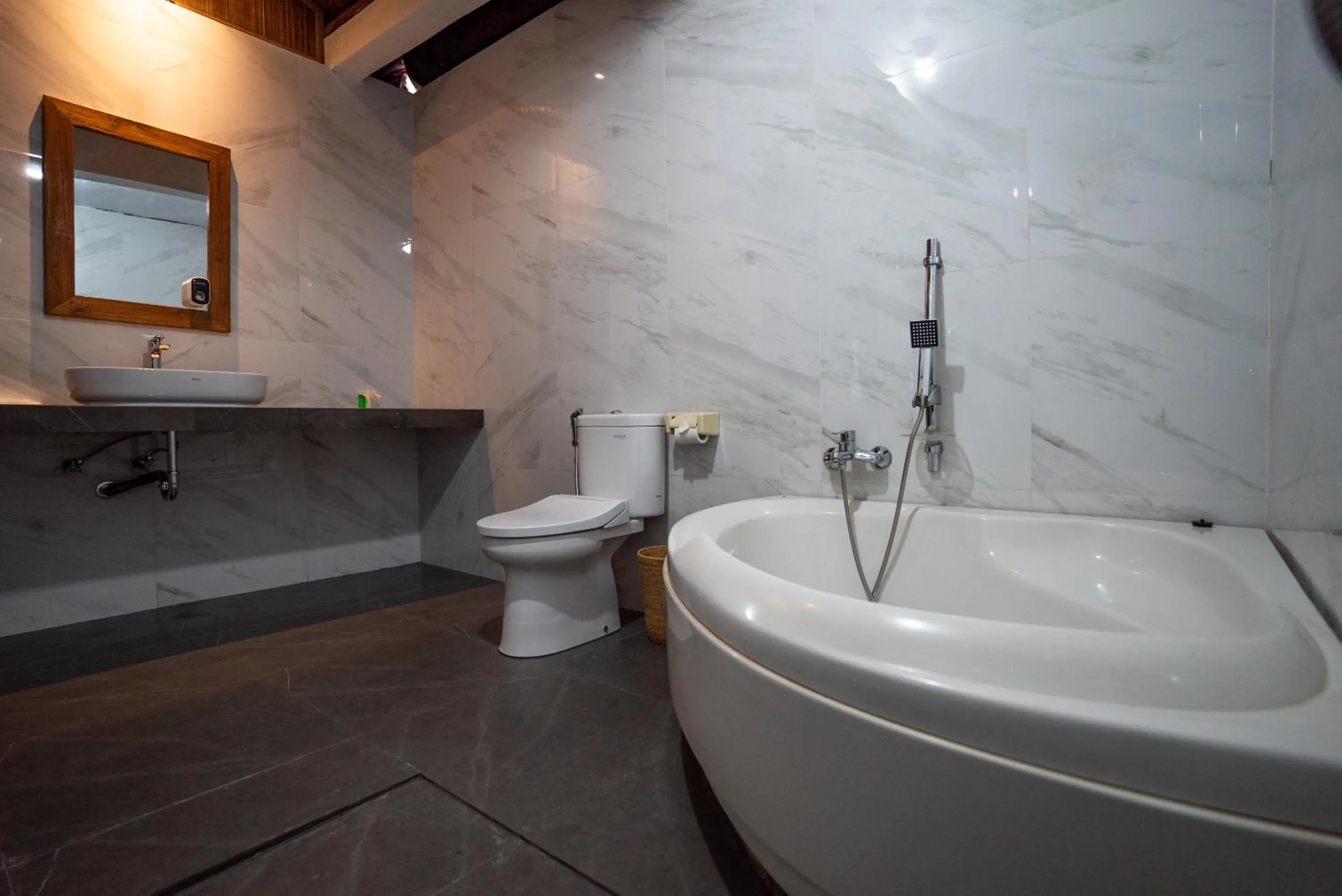 Toilet in Capung Cottages