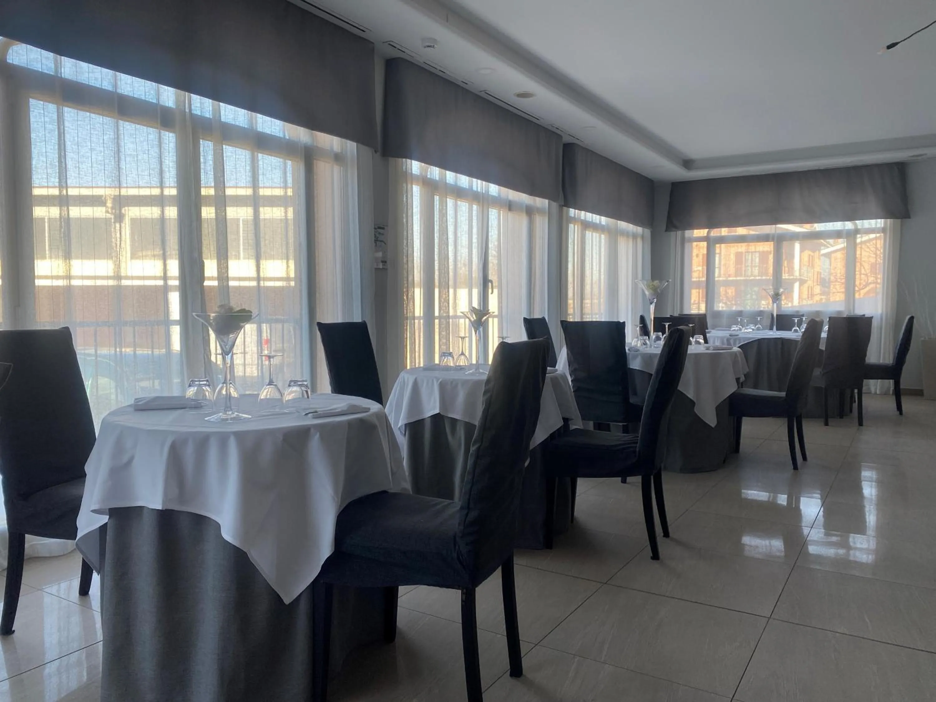 Restaurant/places to eat in Green Hotel