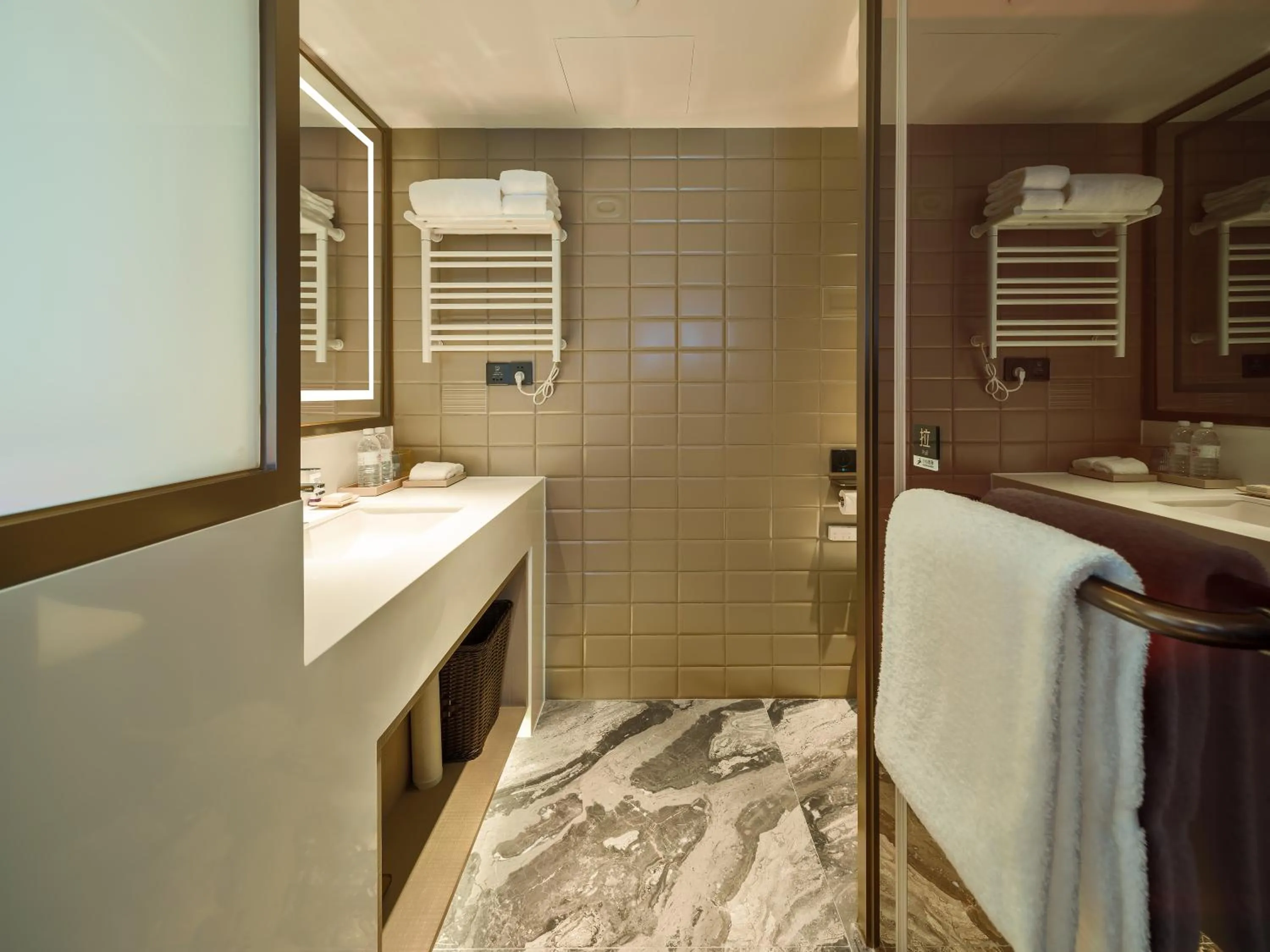 Shower in Donghu Collection Hotel