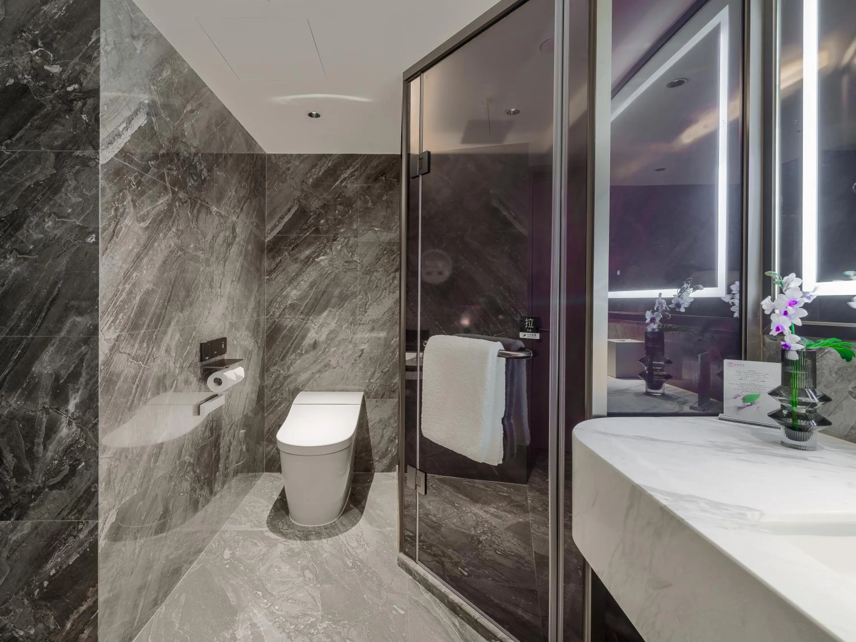 Shower in Donghu Collection Hotel