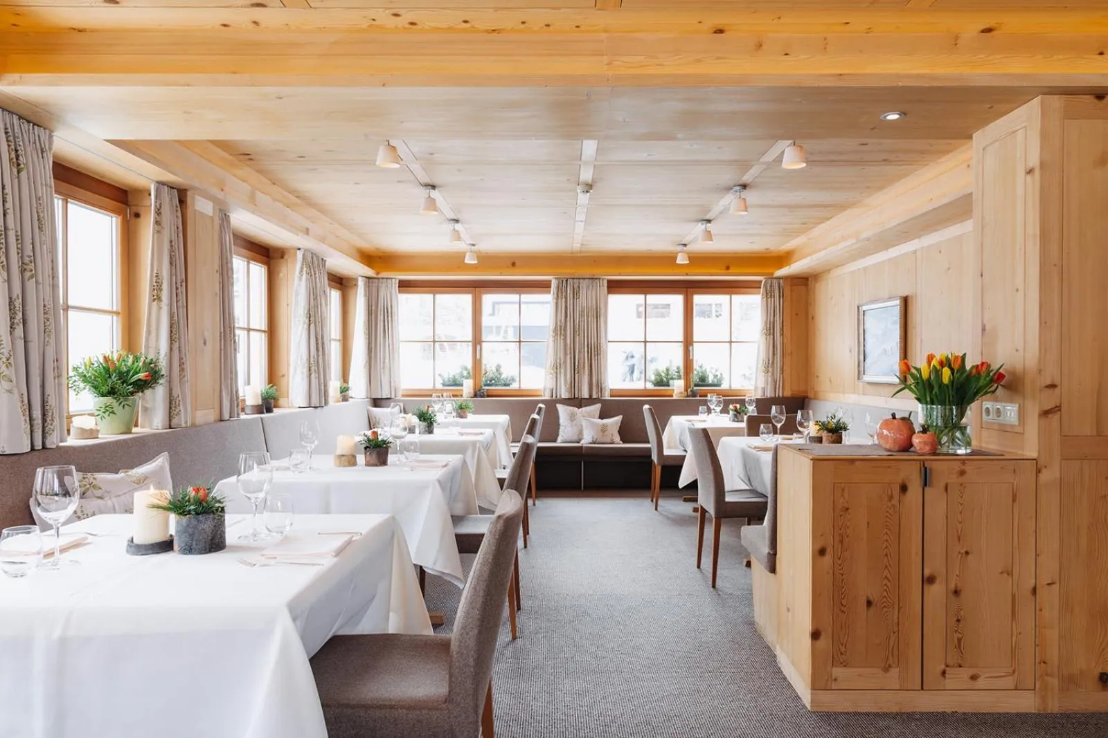 Restaurant/places to eat in Hotel Aurora