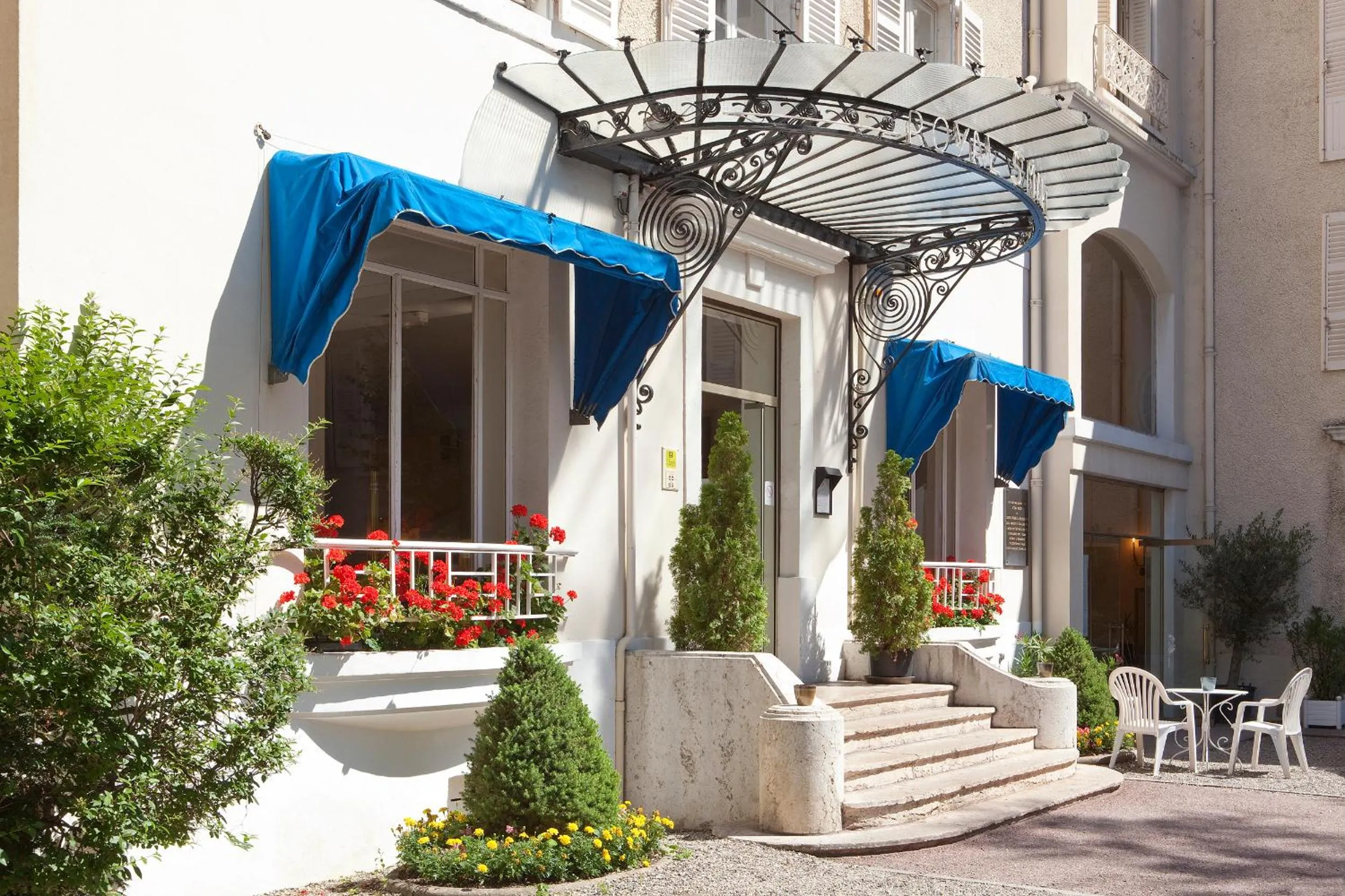 Facade/entrance in Logis Hotel Royal Saint-Mart