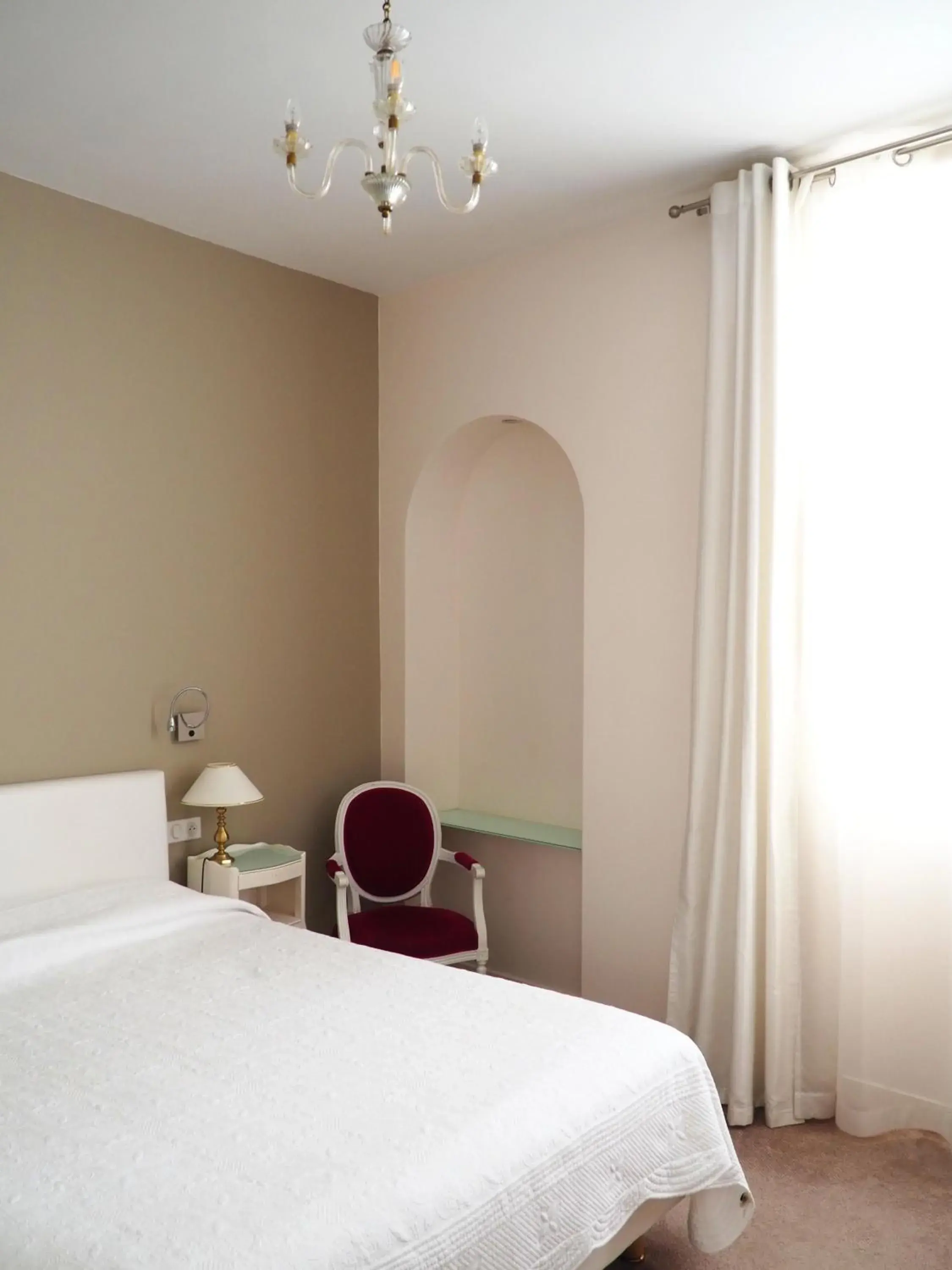 Large Double or Twin Room in Logis Hotel Royal Saint-Mart Large Double or Twin Room in Logis Hotel Royal Saint-Mart