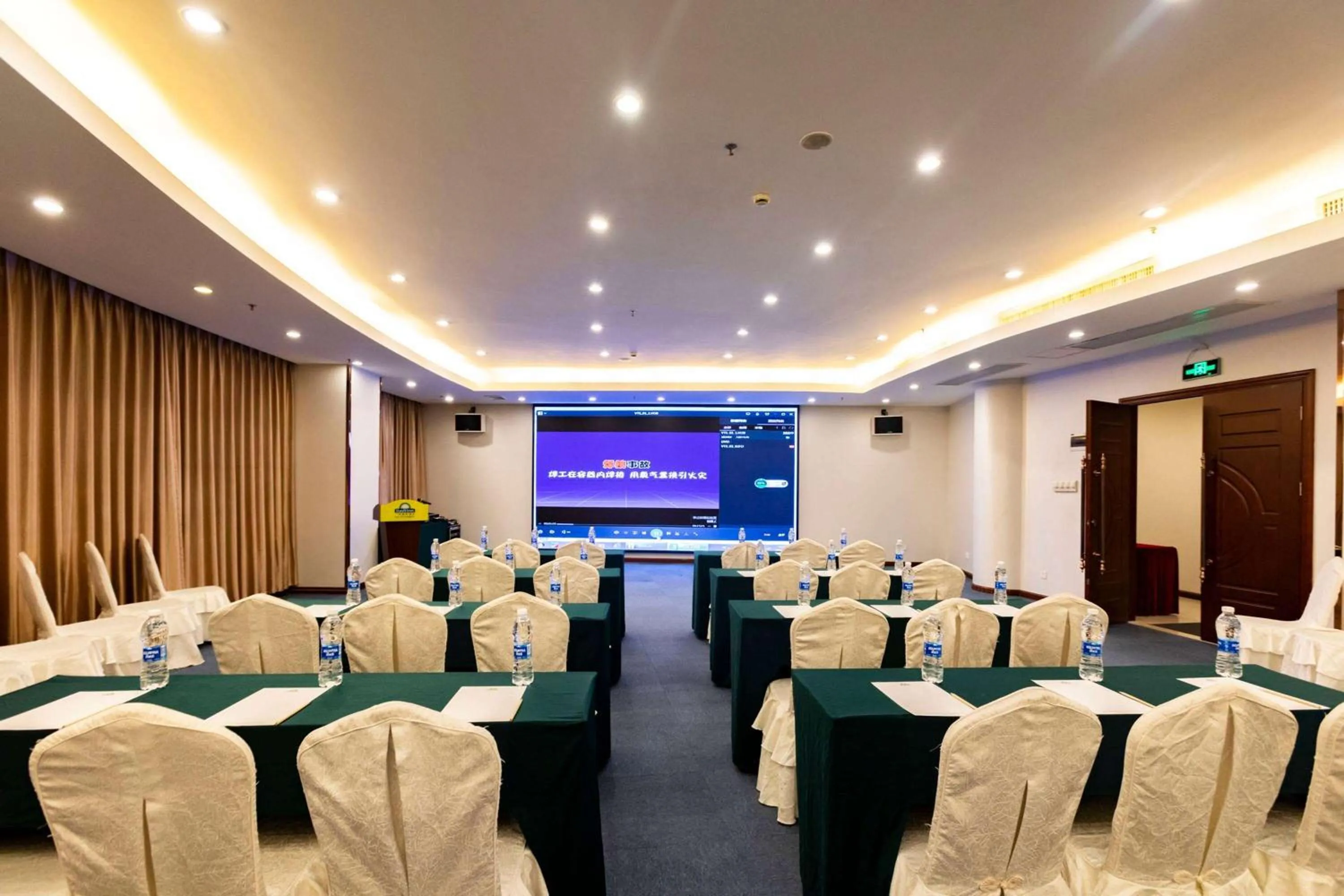 Meeting/conference room in Days Inn Guangzhou