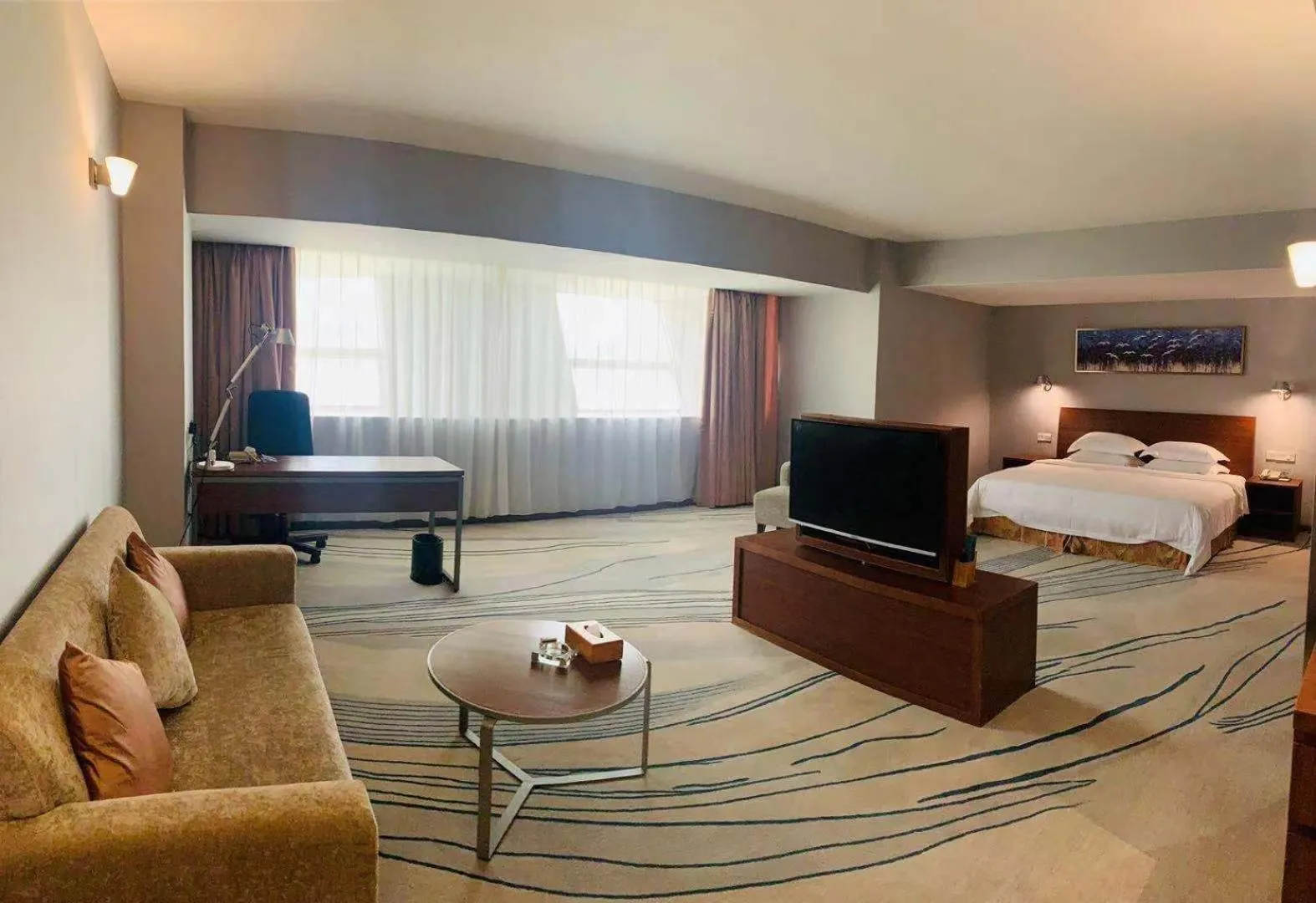 Communal lounge/ TV room, Bed in Days Inn Guangzhou