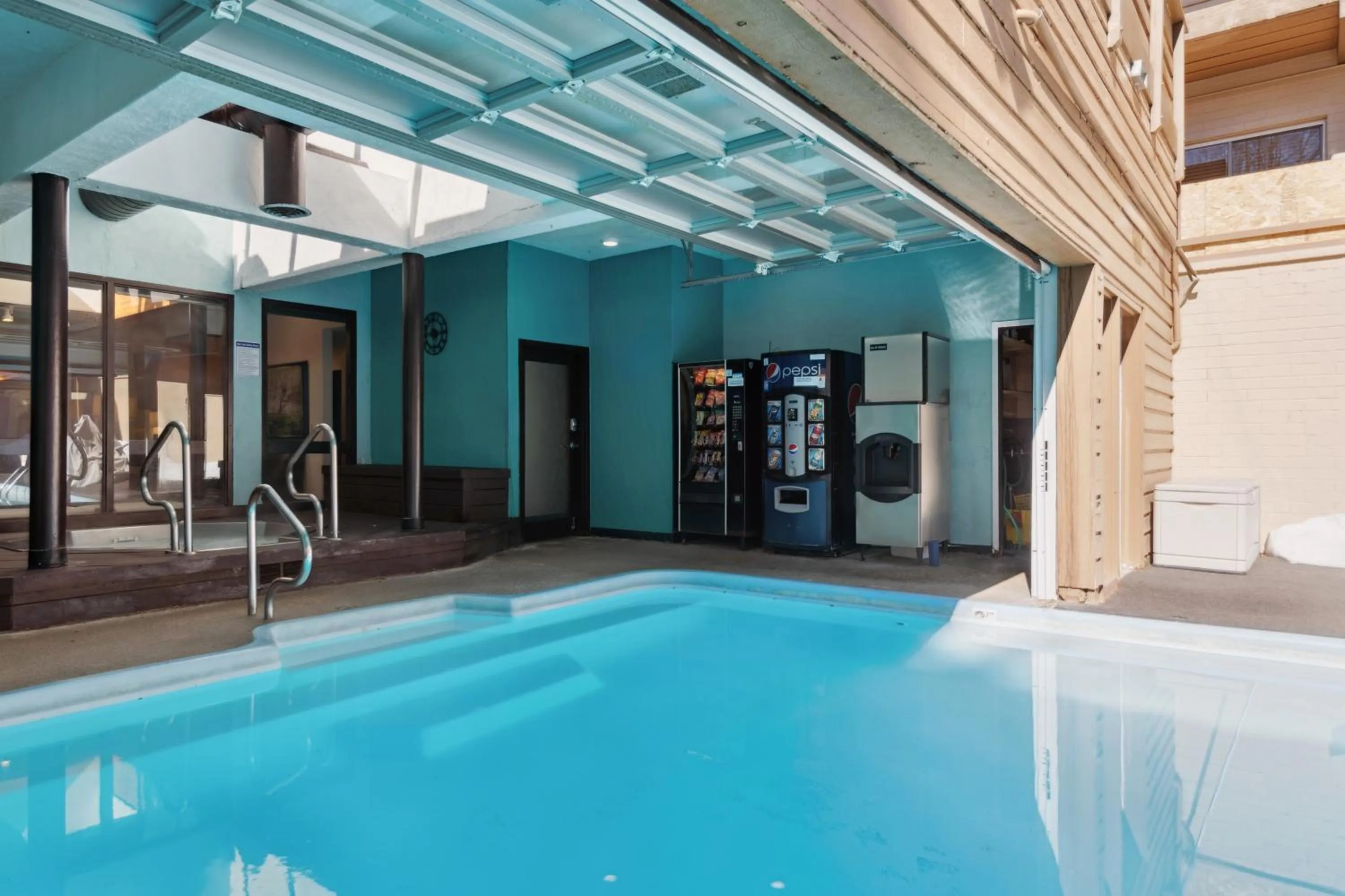 Swimming pool in Eagle Point Resort