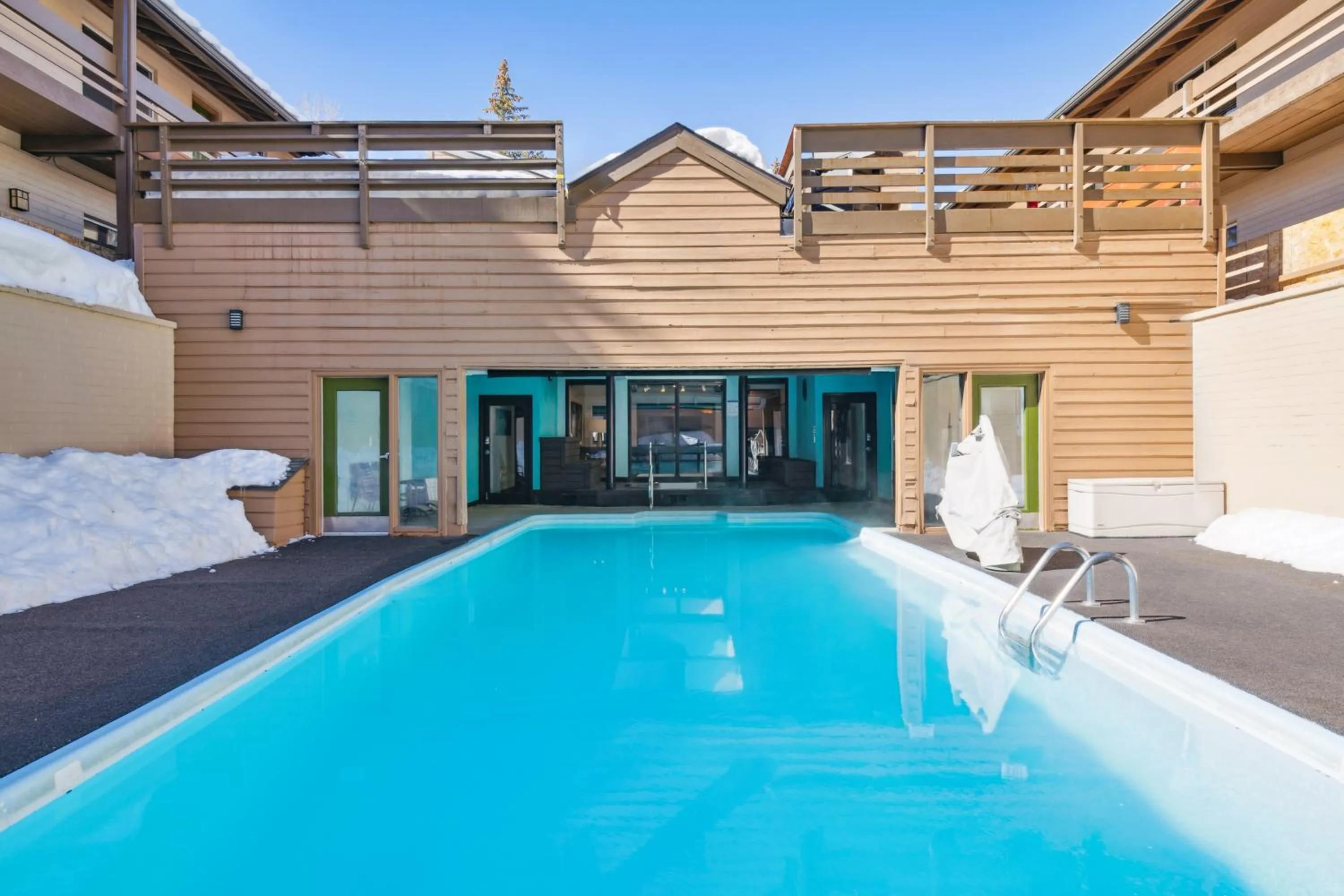 Swimming pool in Eagle Point Resort