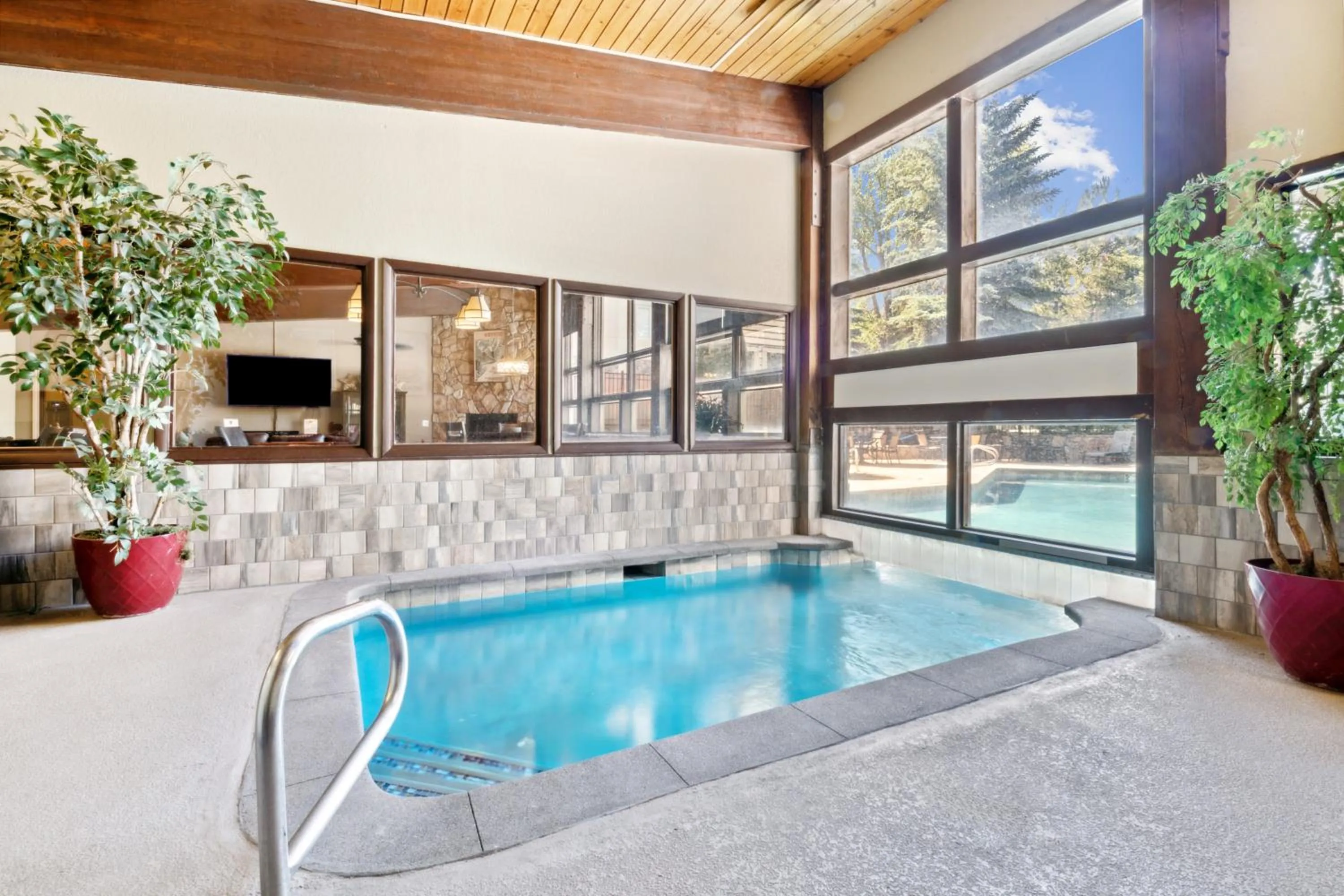 Swimming pool in Falcon Point