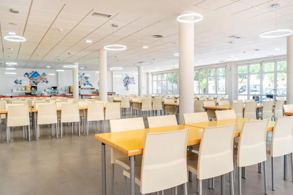 Dining area in Albergue Inturjoven Sevilla