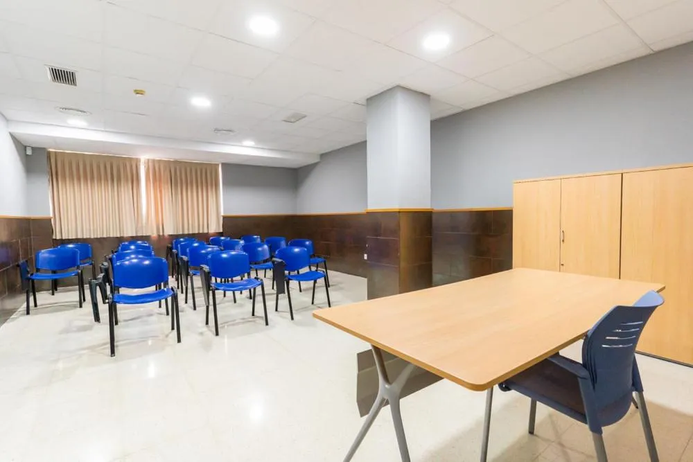 Seating area in Albergue Inturjoven Sevilla