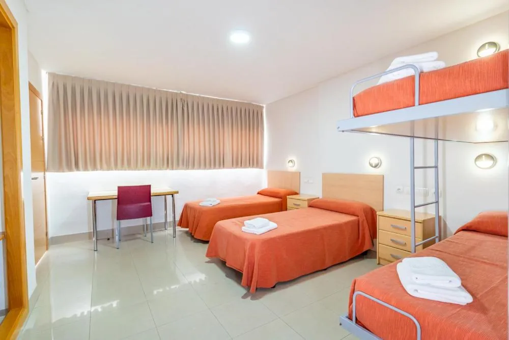 Photo of the whole room, Bed in Albergue Inturjoven Sevilla