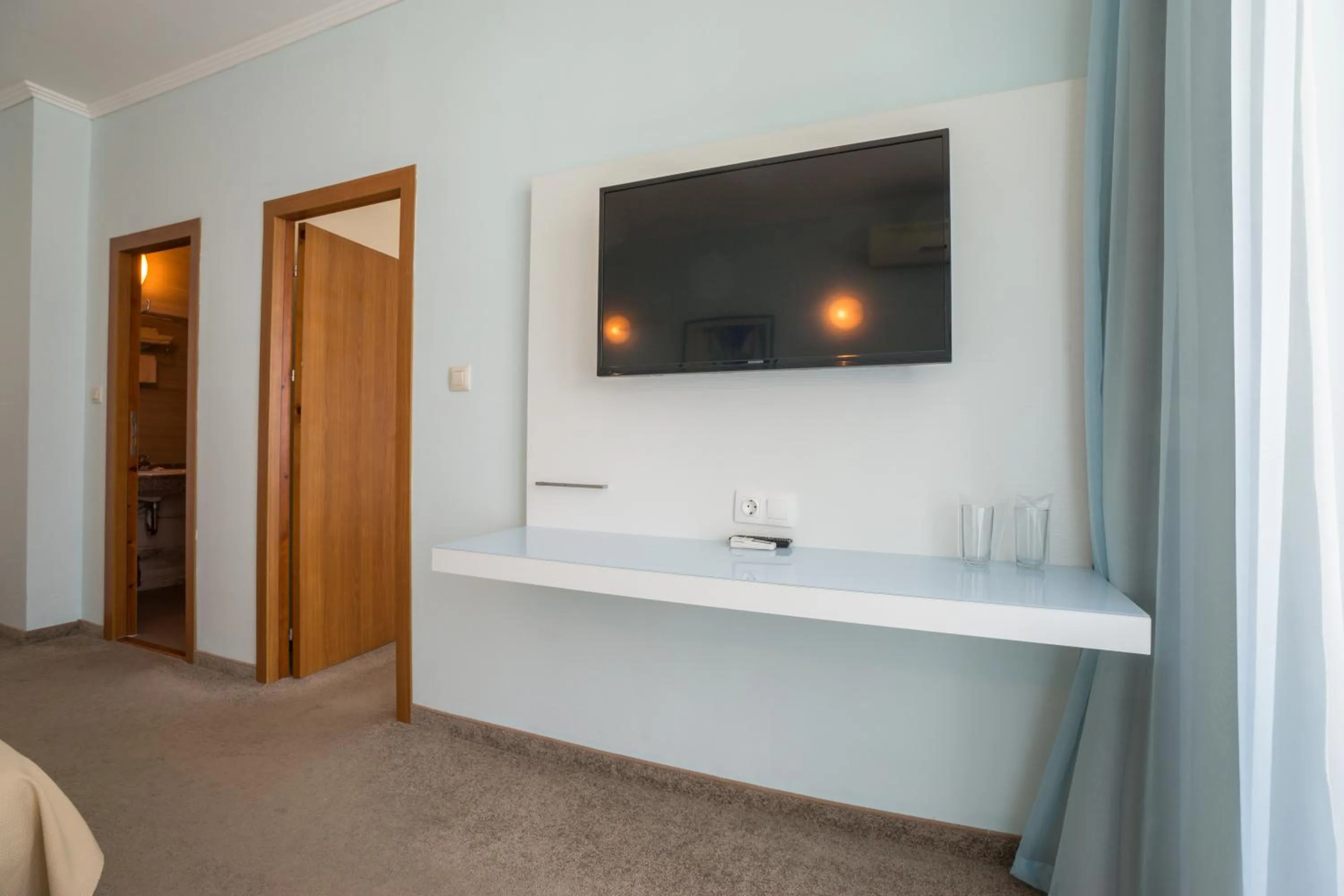 Communal lounge/ TV room in Hotel Perla Beach Club - All Inclusive