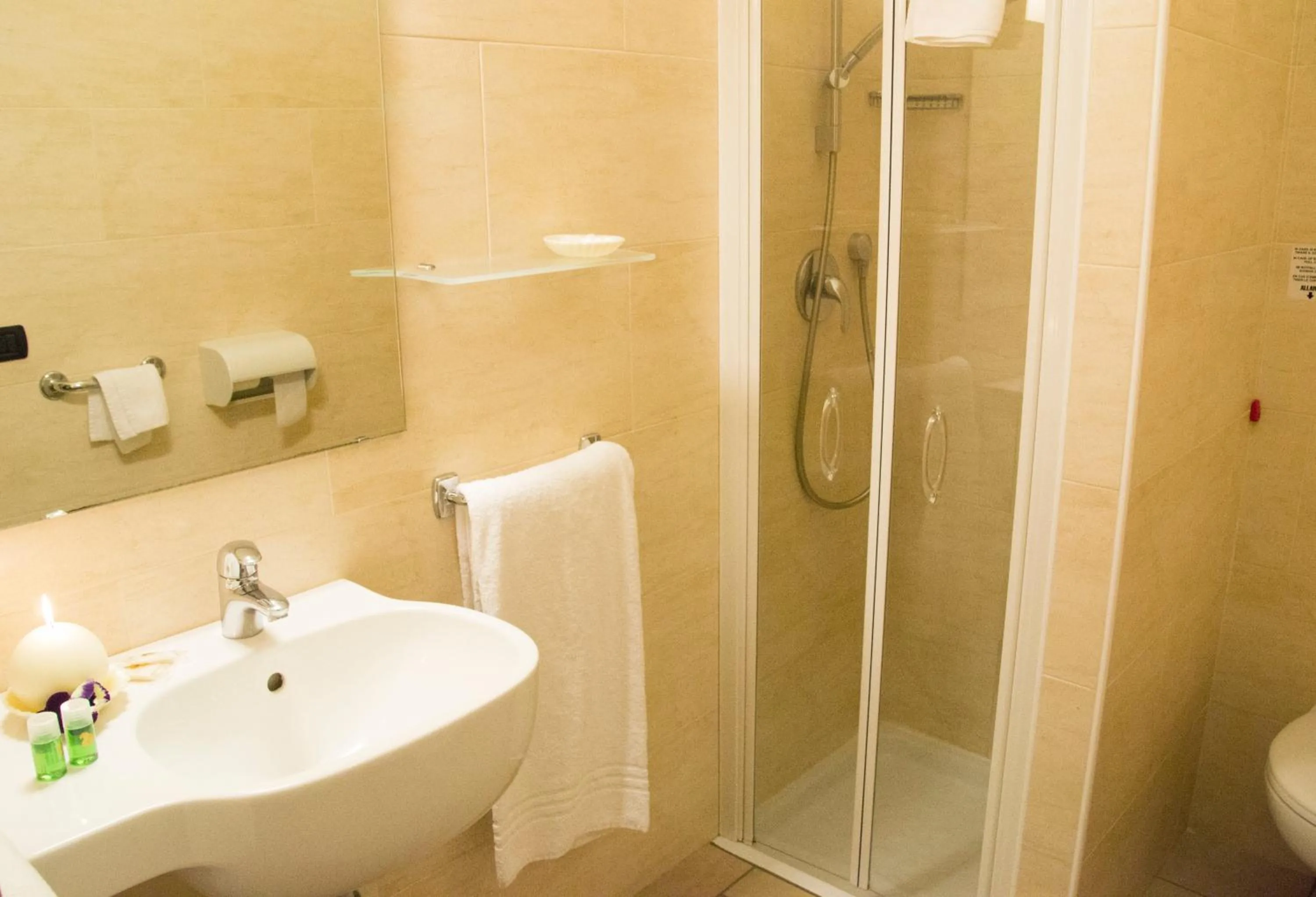 Shower in Lo Scoiattolo Piedmont Bike Hotel