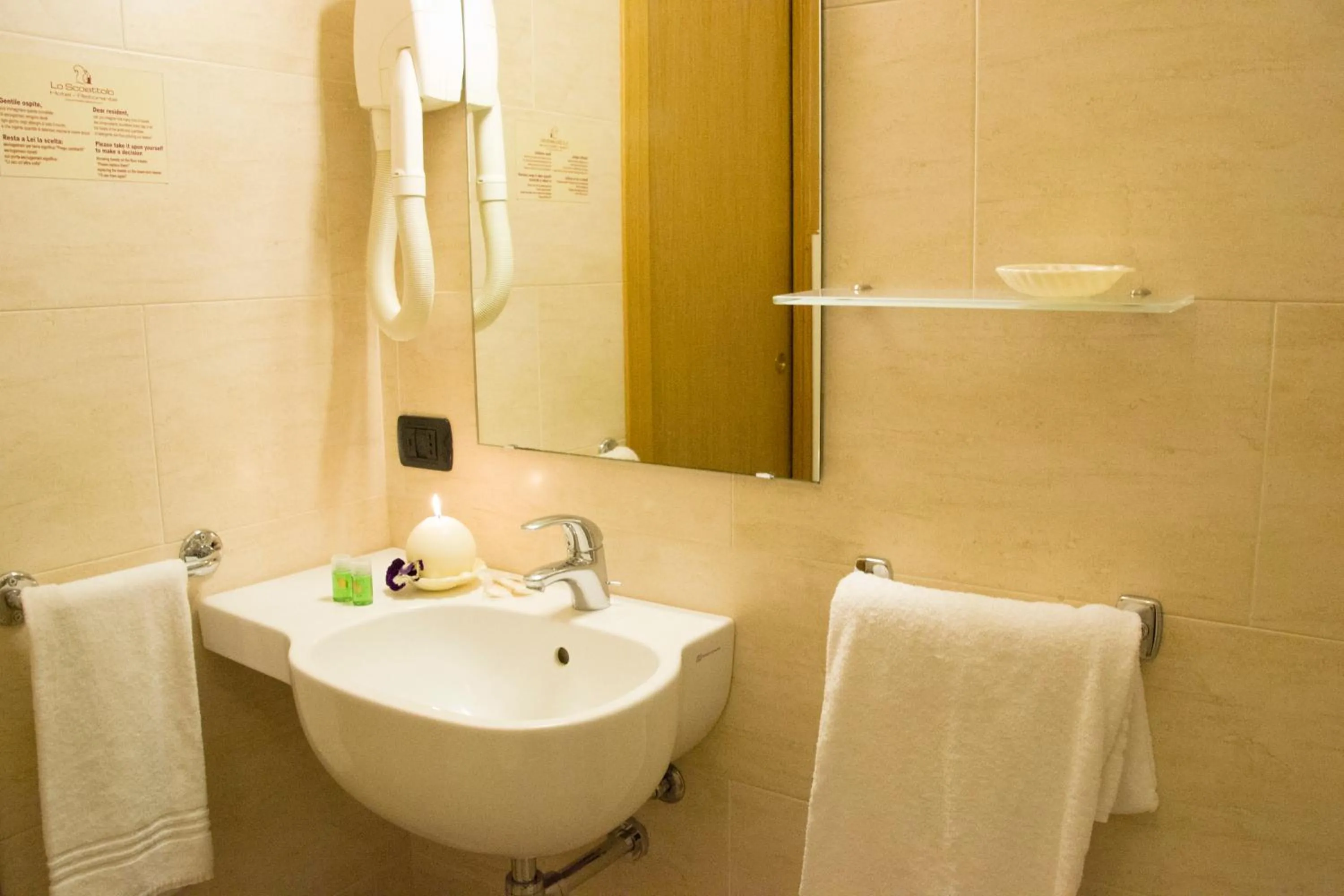 Bathroom in Lo Scoiattolo Piedmont Bike Hotel