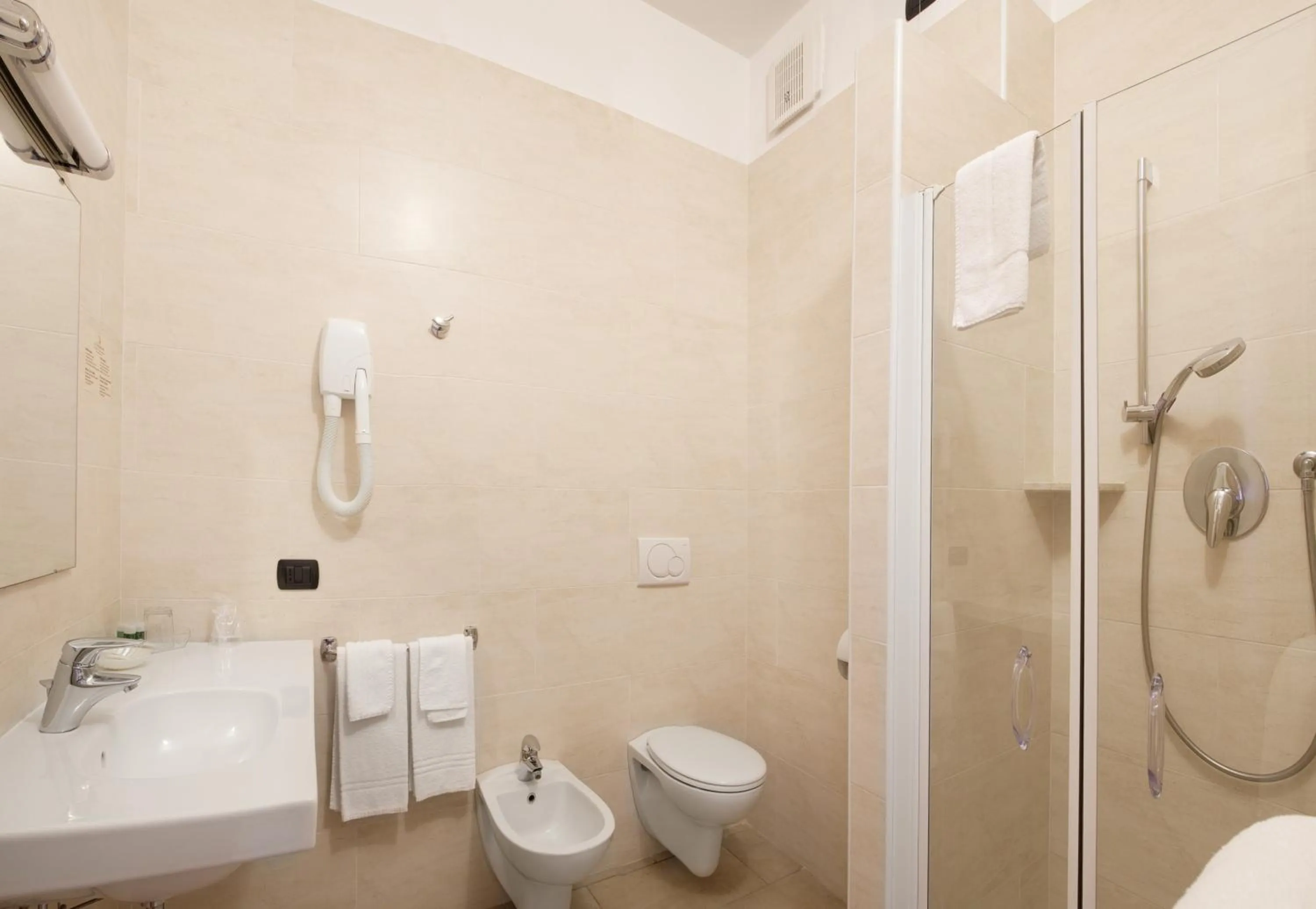 Shower in Lo Scoiattolo Piedmont Bike Hotel