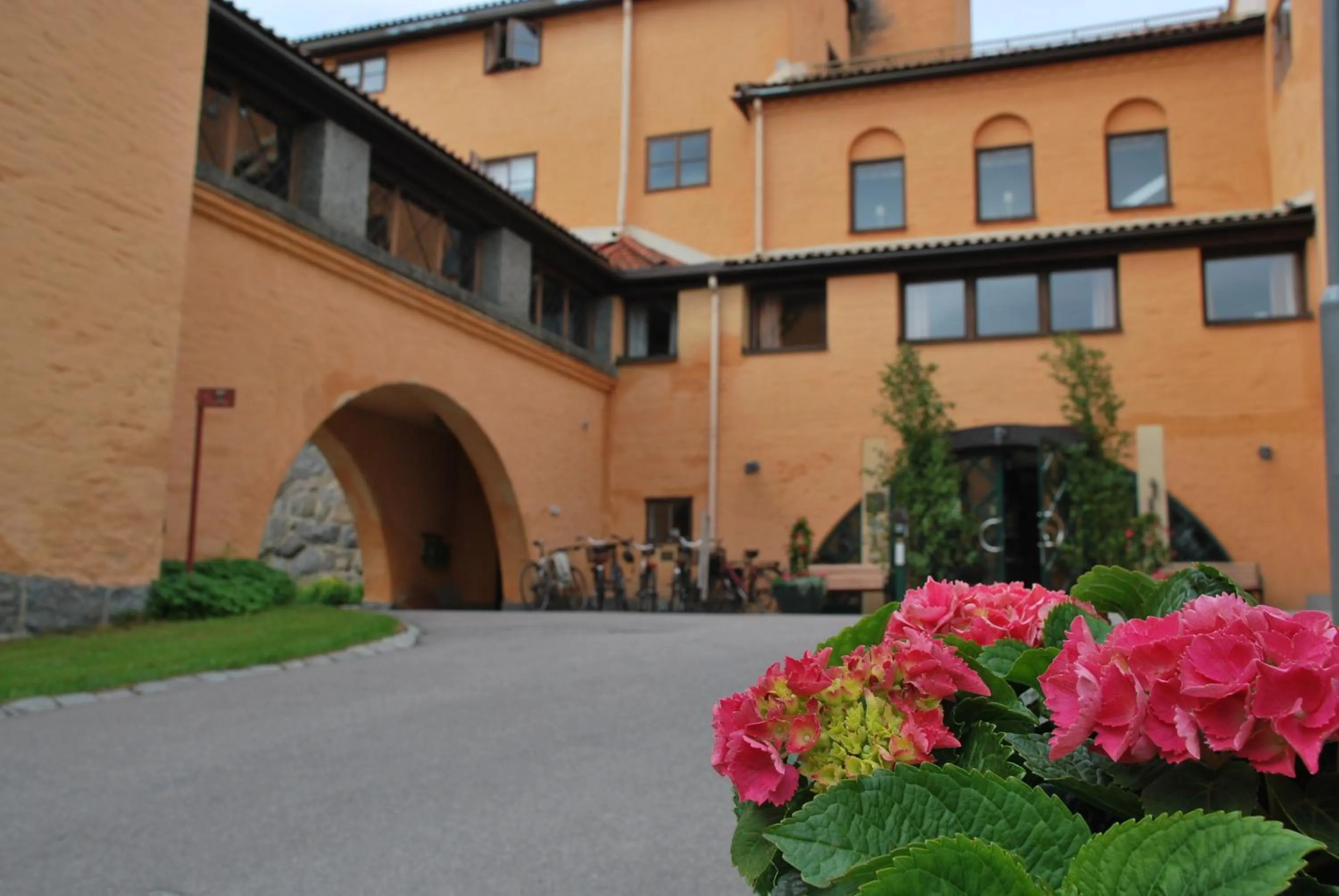 Facade/entrance in Sigtunastiftelsen Hotell & Konferens