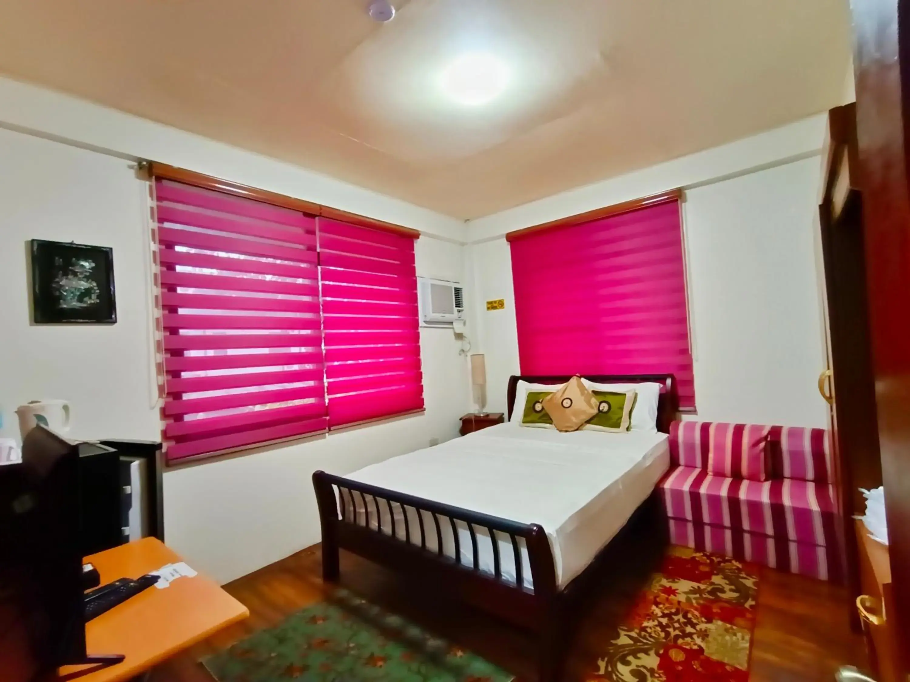 Standard Queen Room in Monte Rio Gardens Bed & Breakfast Standard Queen Room in Monte Rio Gardens Bed & Breakfast