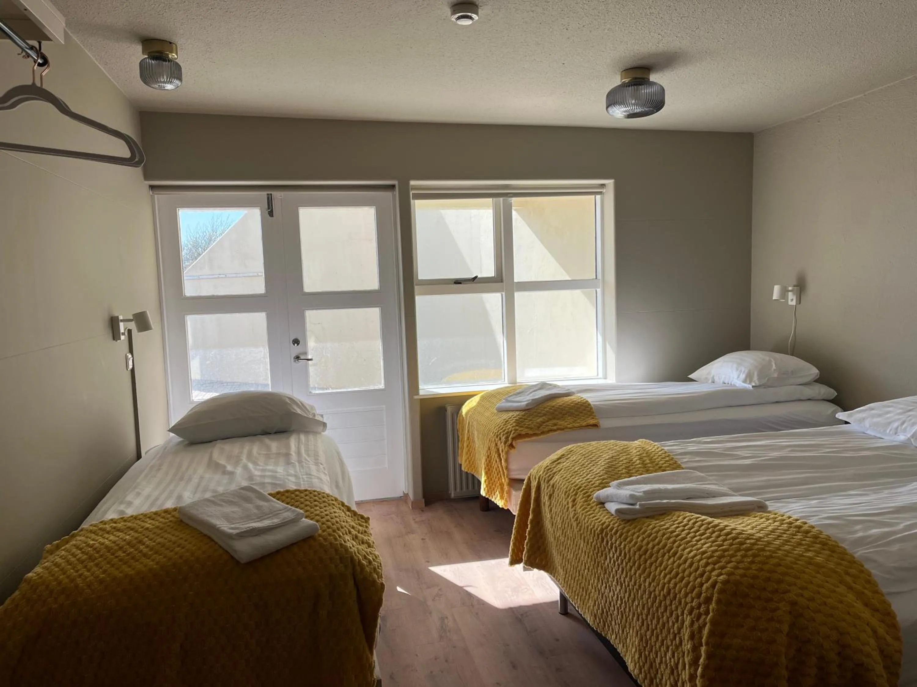 Facade/entrance, Bed in Guesthouse Hvammur by the Harbour