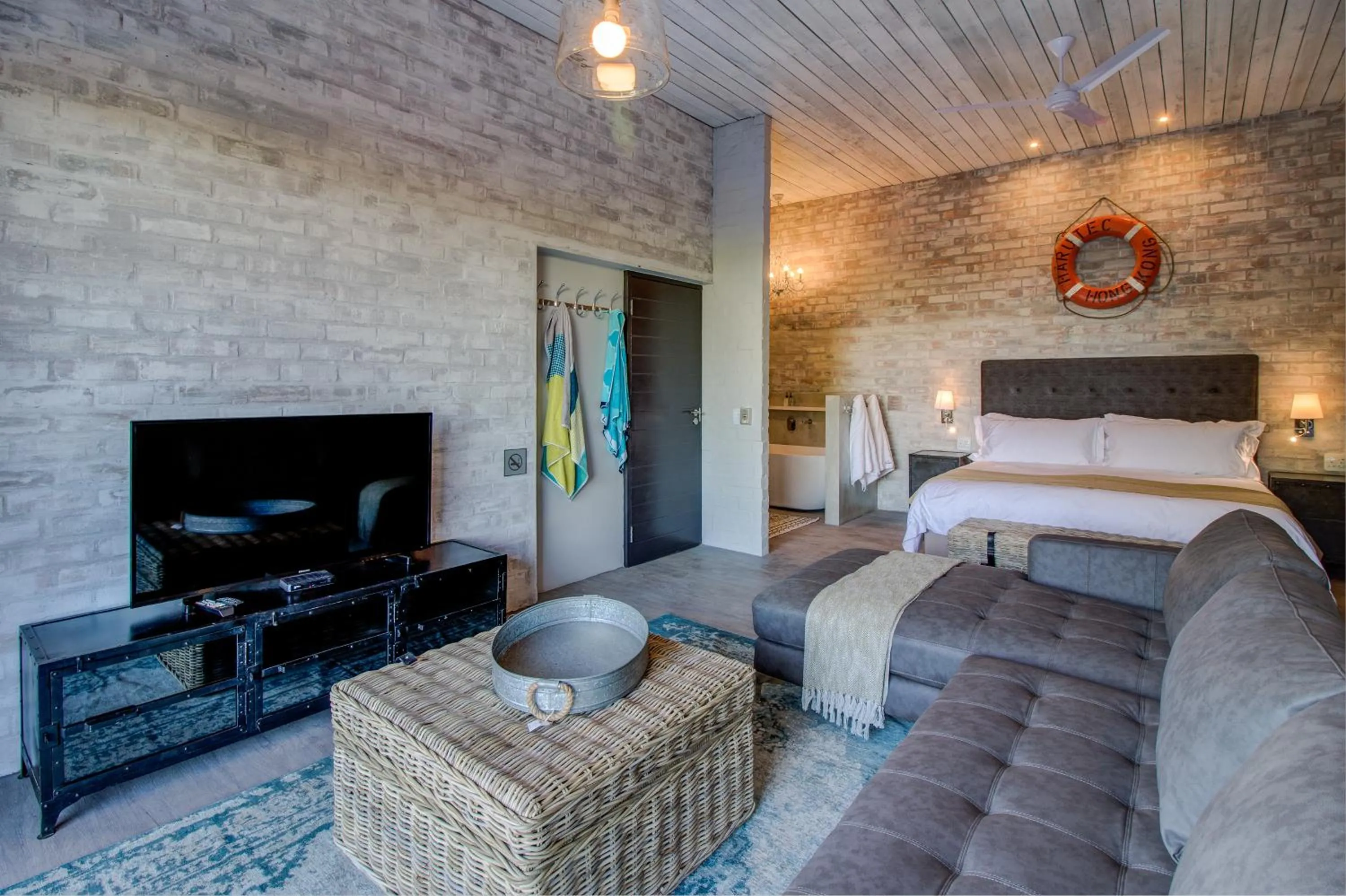 Living room, Bed in The Quarter Deck