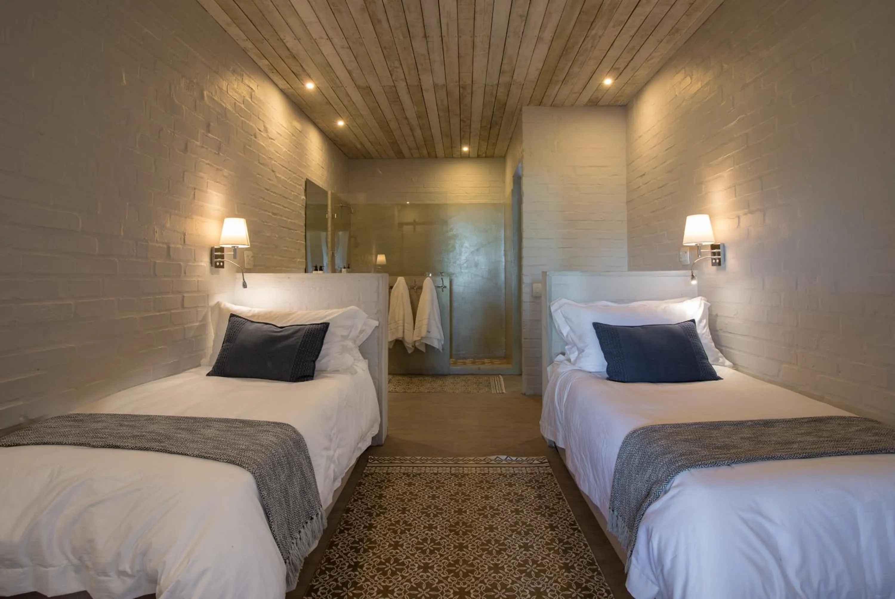 Bathroom, Bed in The Quarter Deck