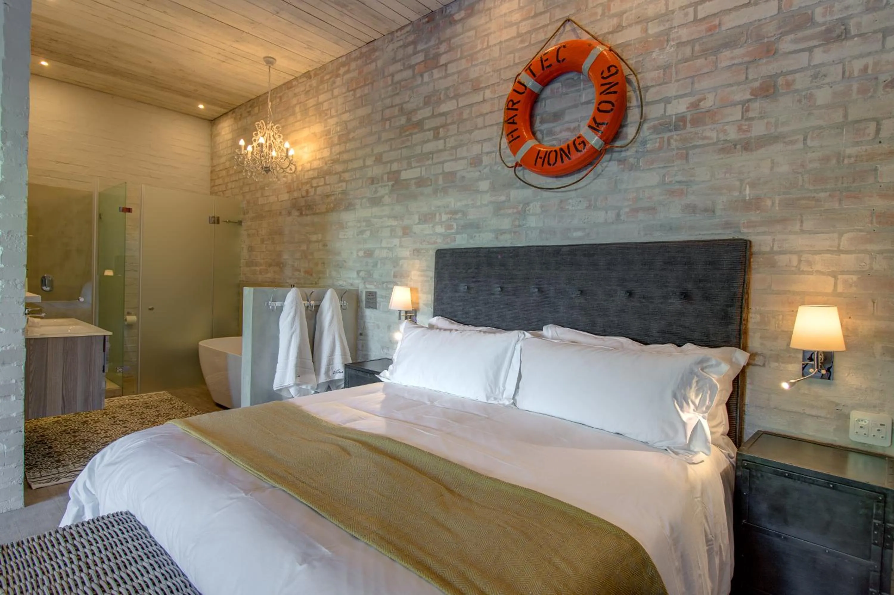 Bathroom, Bed in The Quarter Deck