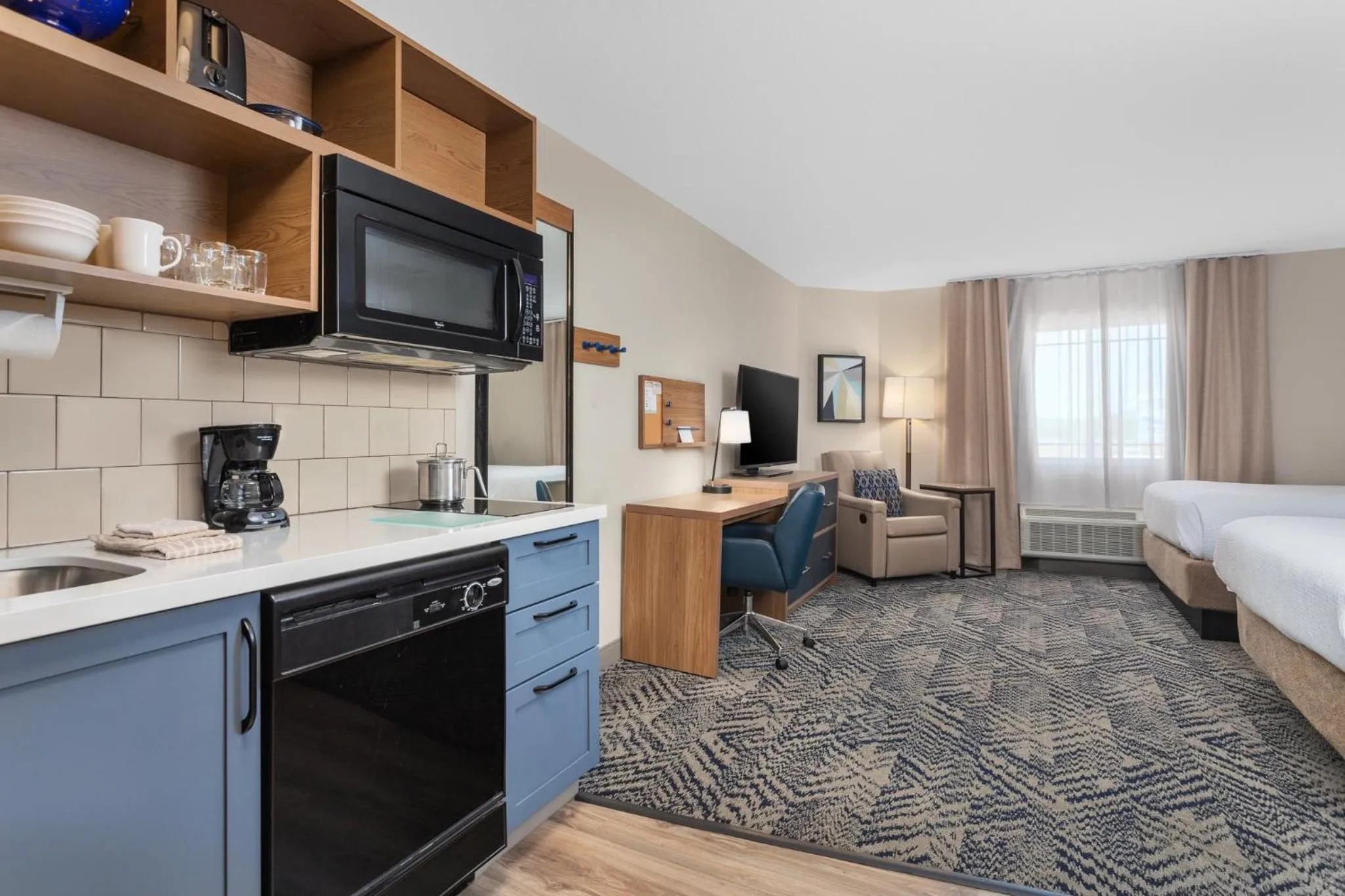 Photo of the whole room, Bed in Candlewood Suites La Crosse by IHG