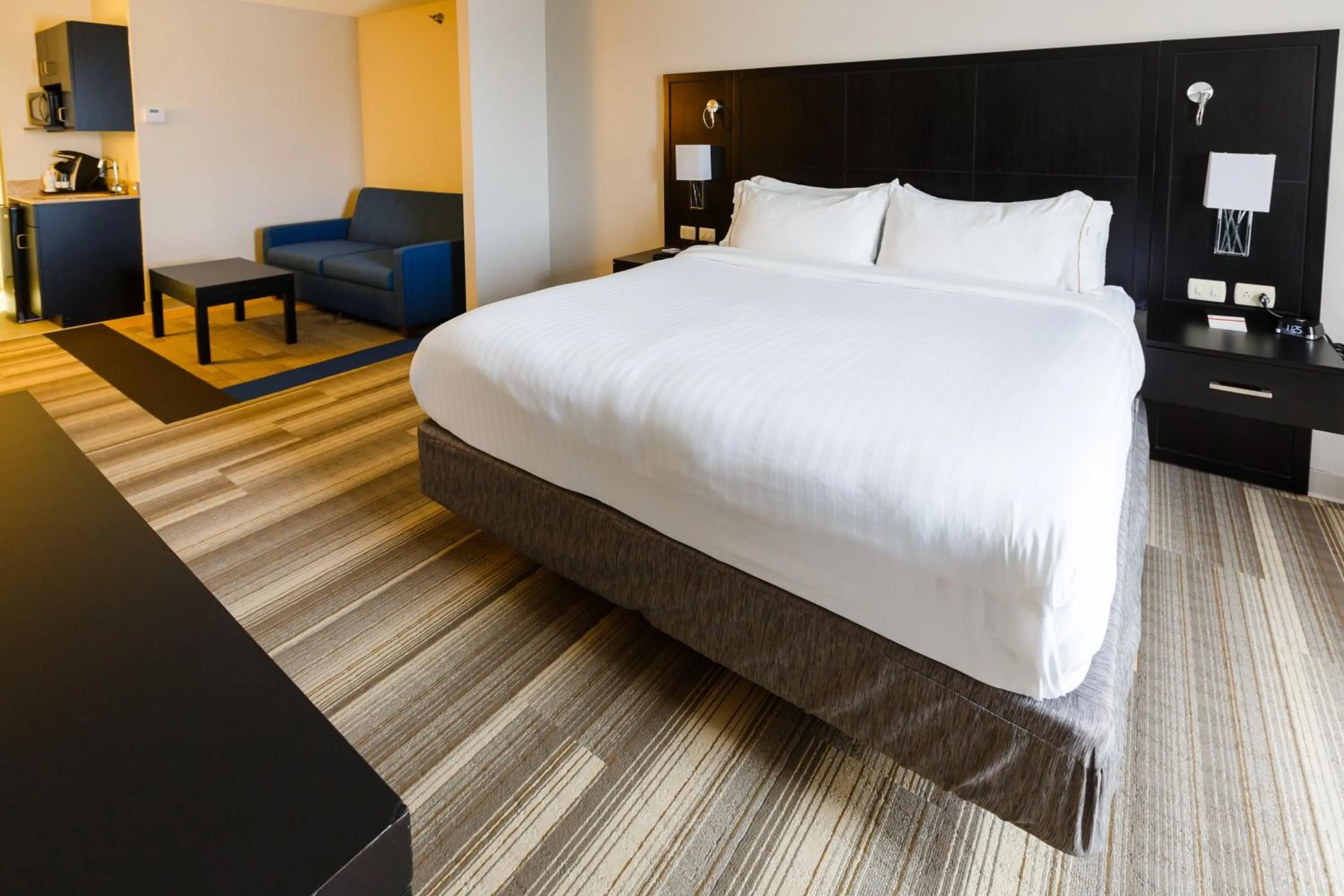 Photo of the whole room, Bed in Holiday Inn Express & Suites Shelbyville by IHG