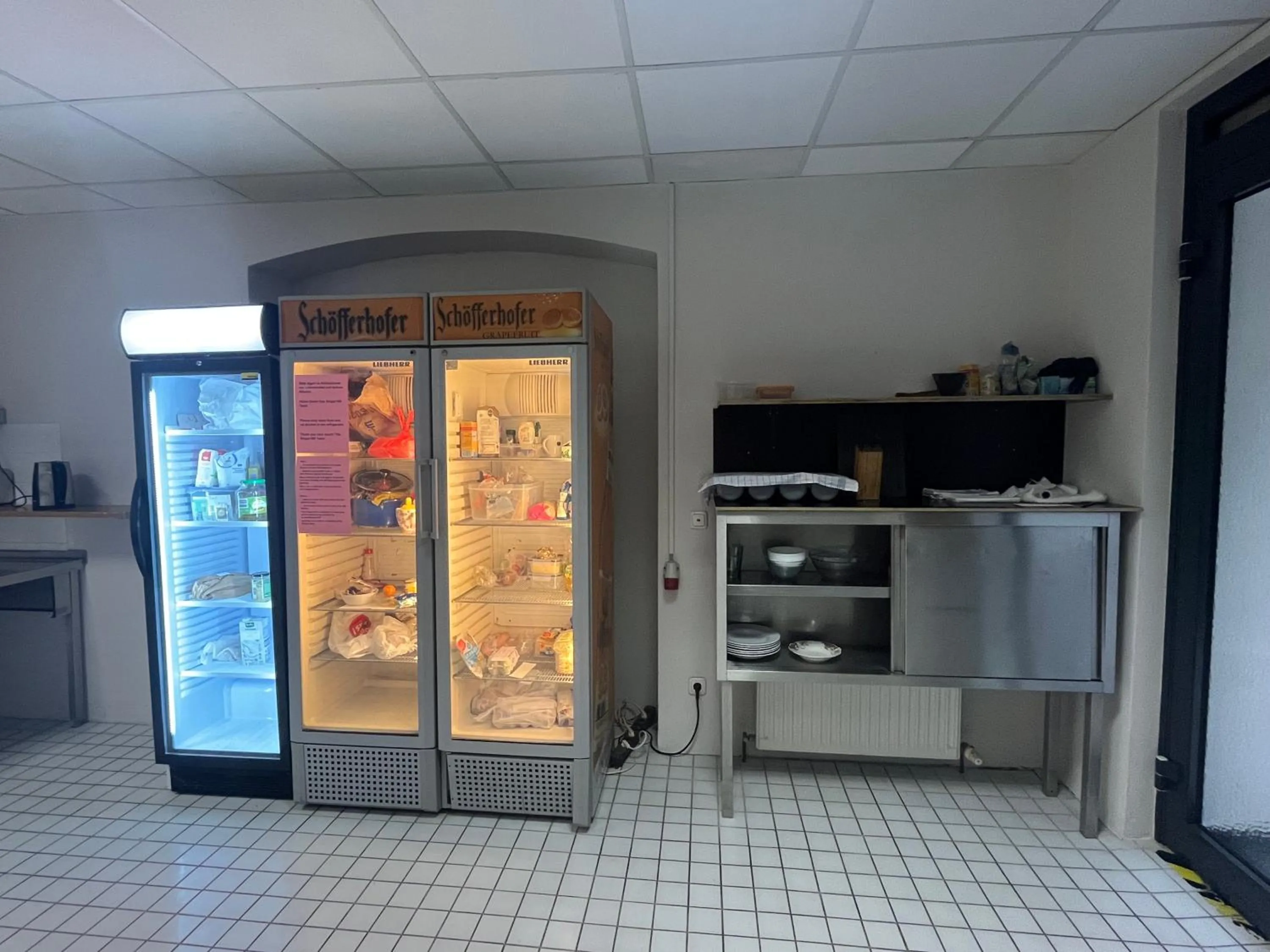 Communal kitchen in Singer109 Hostel, Hotel & Apartment