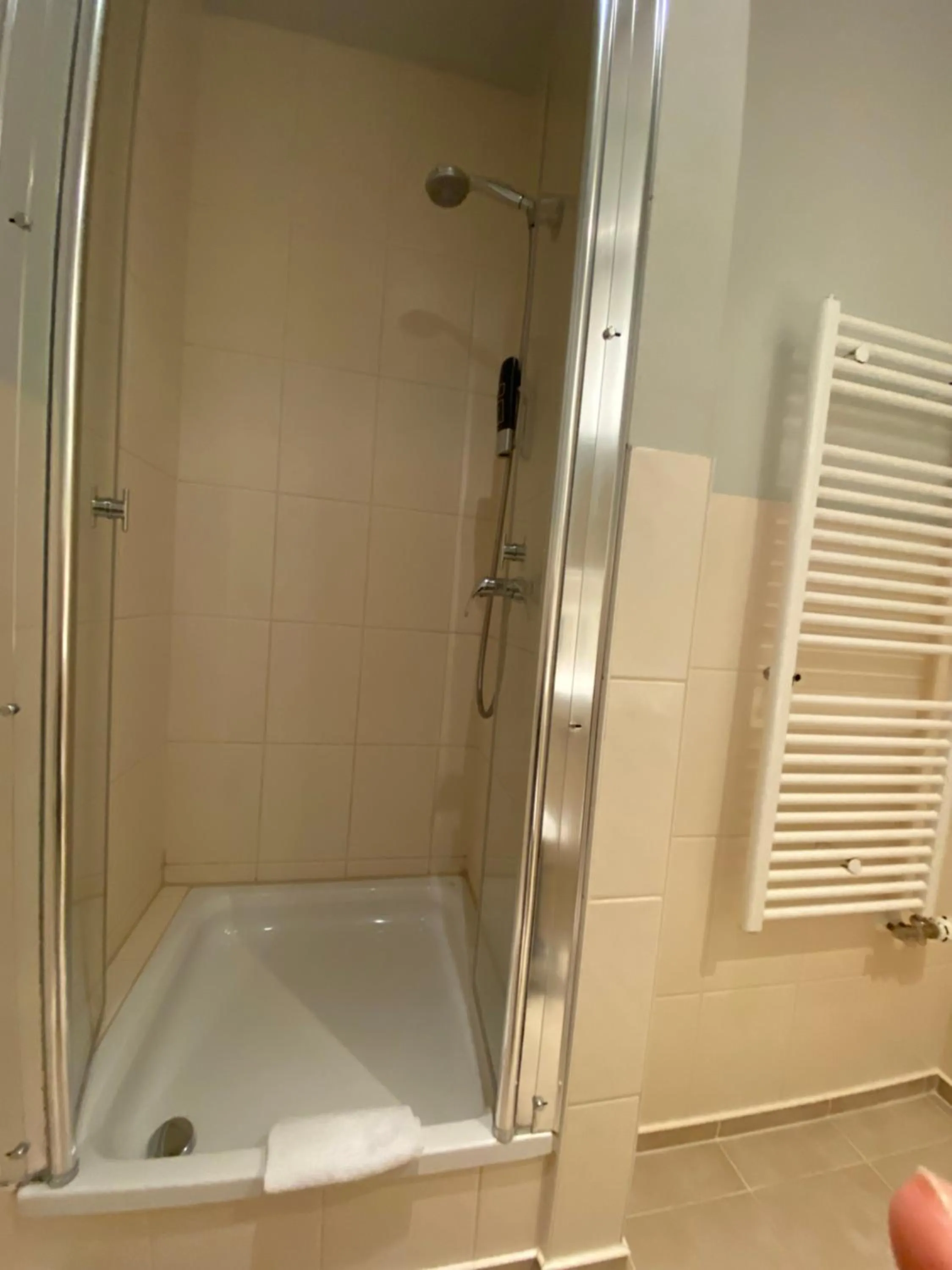 Shower in Singer109 Hostel, Hotel & Apartment