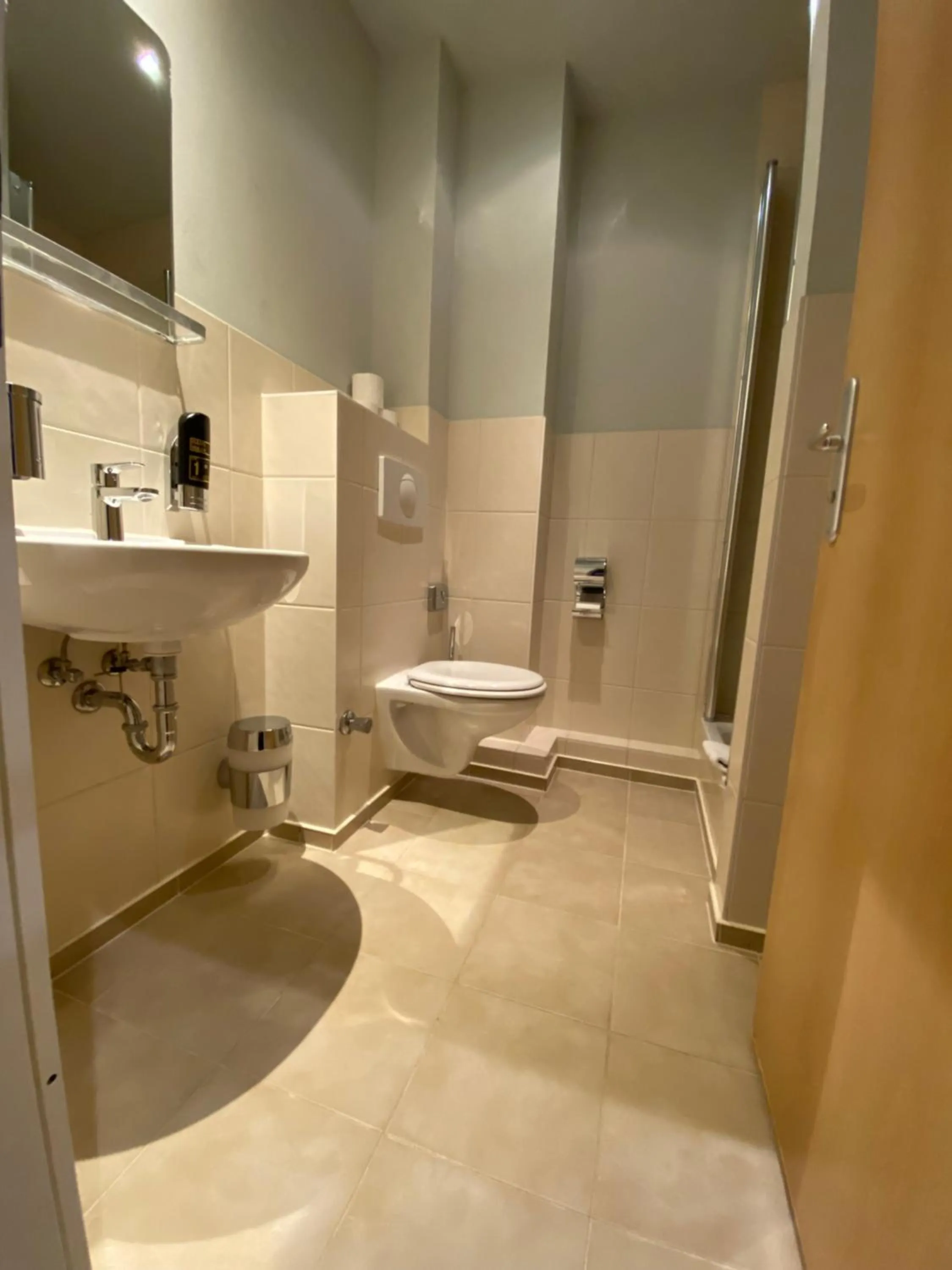 Shower in Singer109 Hostel, Hotel & Apartment